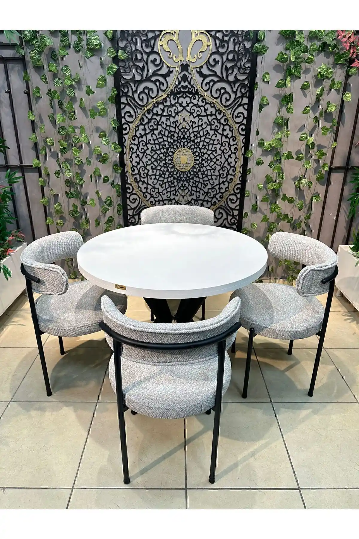 Dekoroom Moon Masa ve Sandalye Takımı Modern Tasarım ve Çok Amaçlı Kullanım İmkanıyla