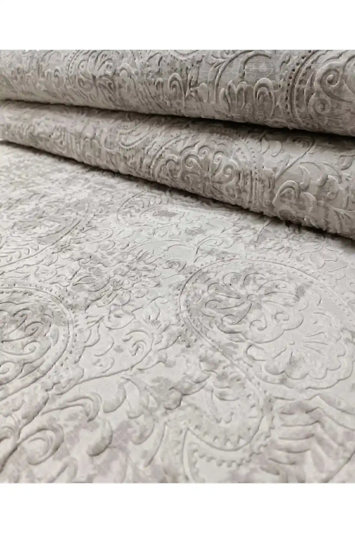 Dinarsu Halı Karşılaştırması: Jel Assos ve Kaymaz Taban Yolluk Modelleri Analizi