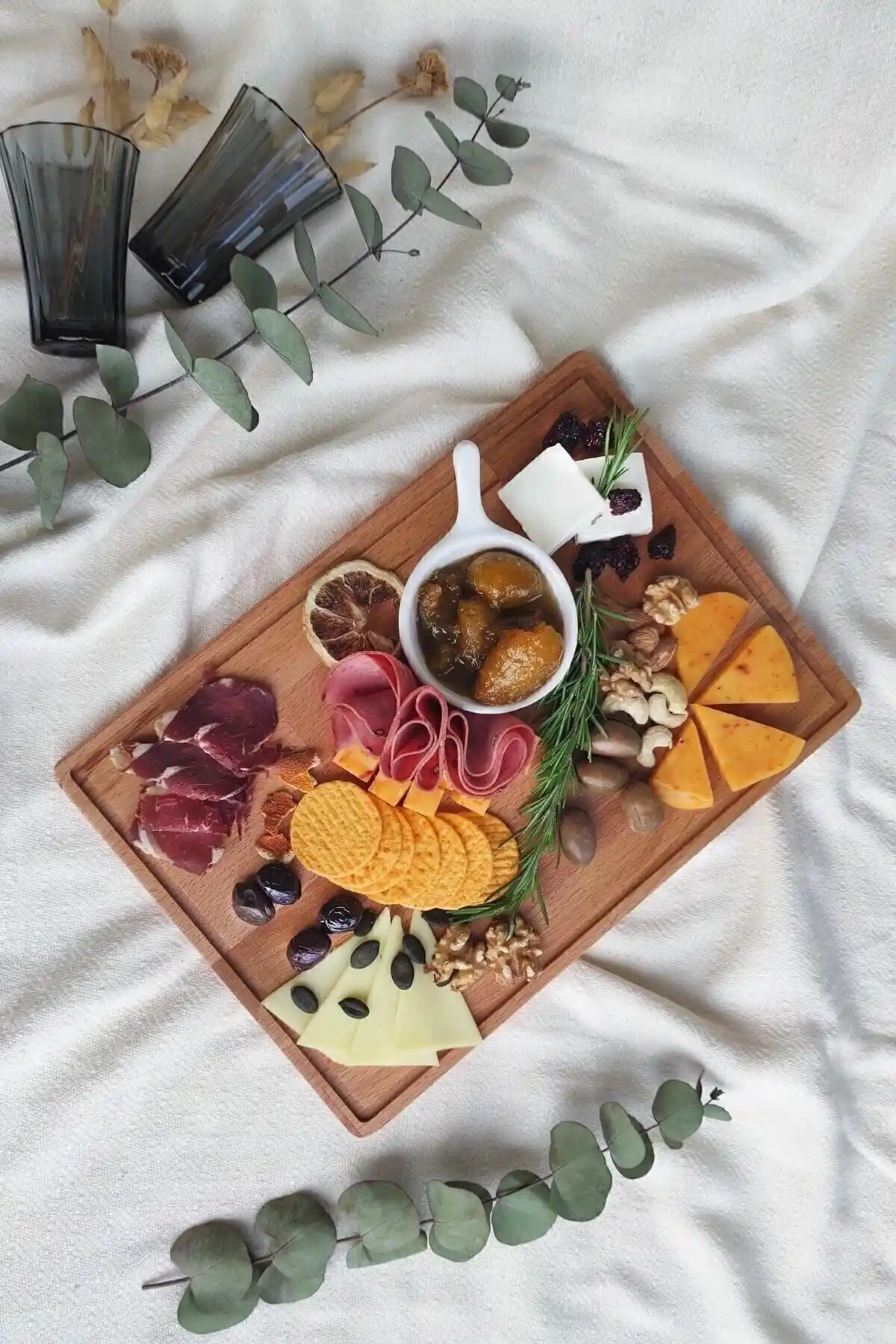 Doğal Ahşap Peynir ve Sunum Tabağı: Şık ve Dayanıklı Kayın Ağacı Tasarımı