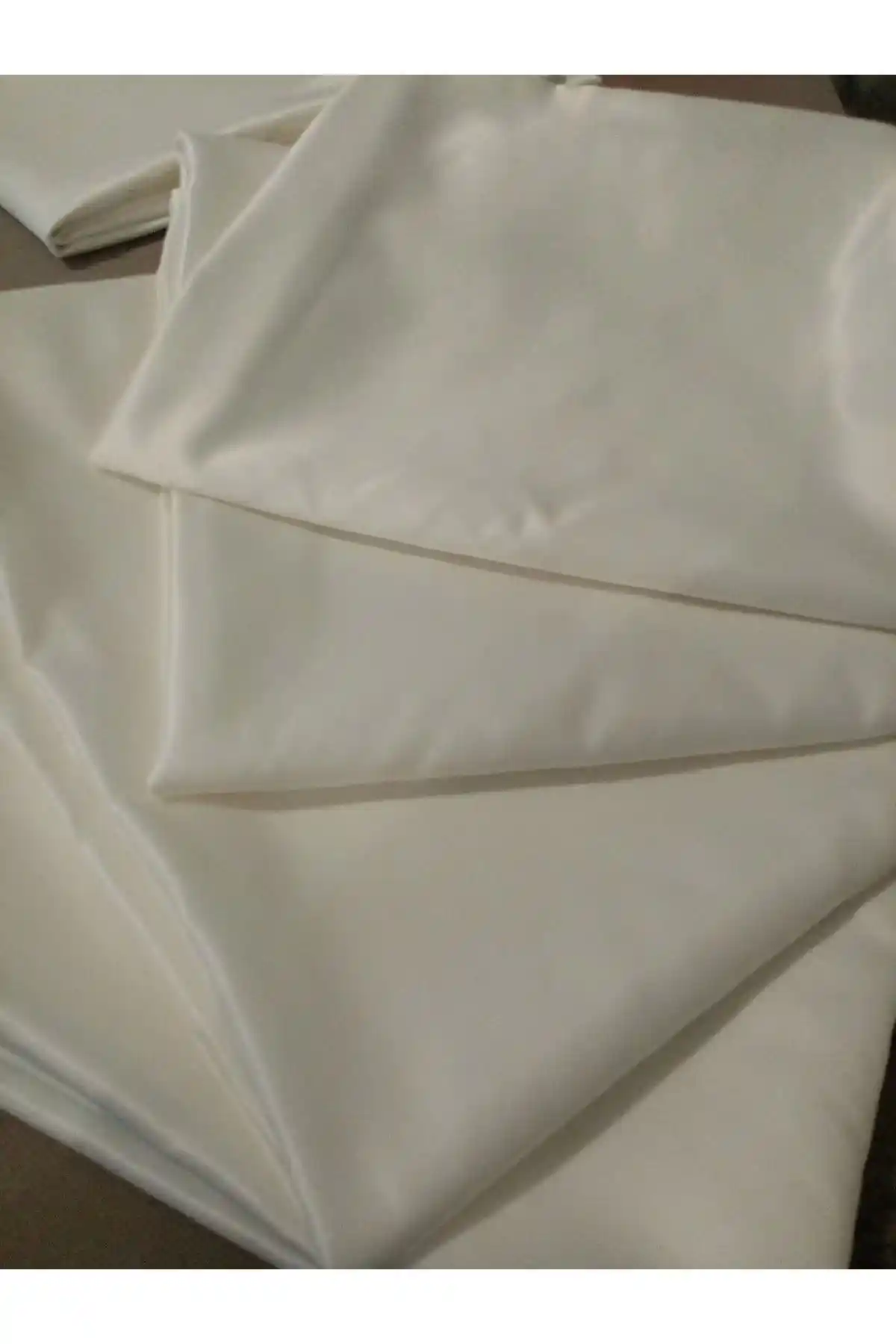 Ekru Renk Atlas Güneşlik Perde - Şık ve Fonksiyonel Modern İç Mekan Dekorasyonu