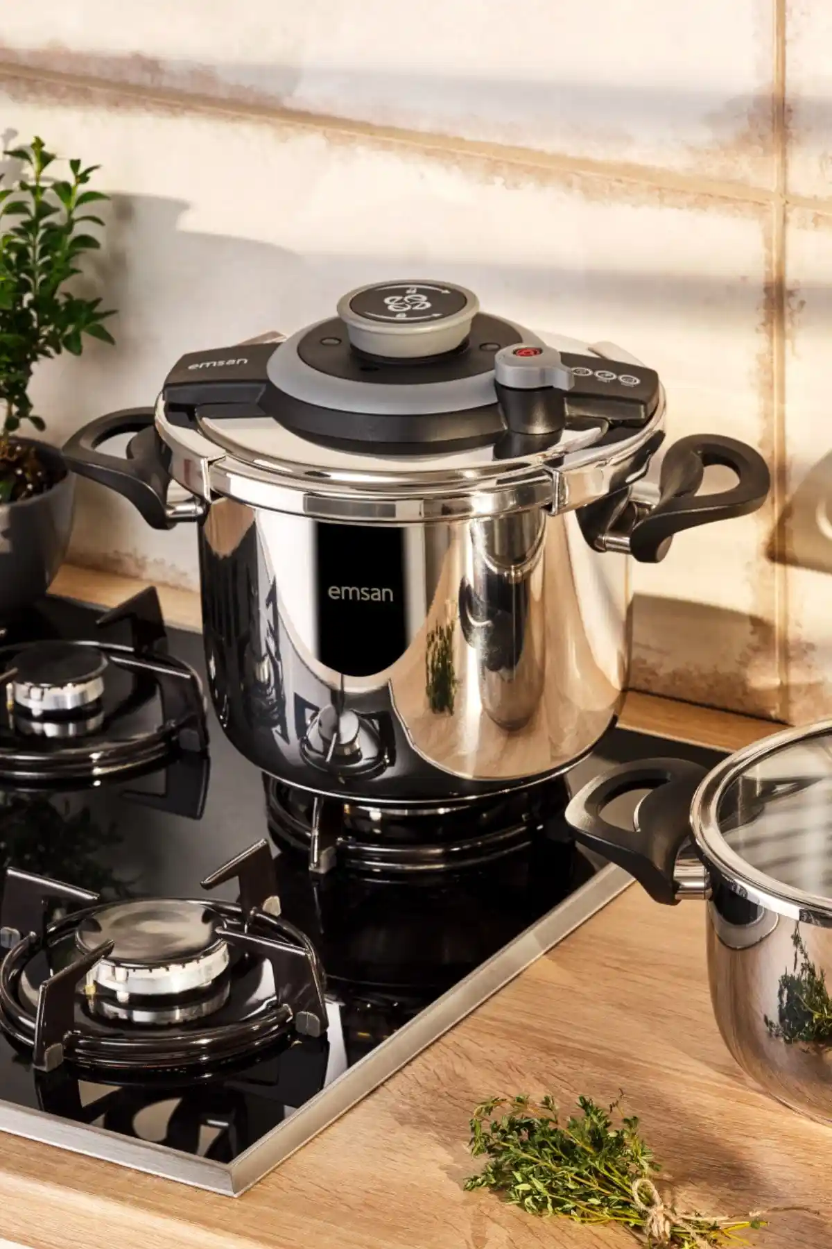 Emsan Vera Düdüklü Tencere: Yüksek Kapasiteli, Güvenli ve Dayanıklı Mutfağınız İçin