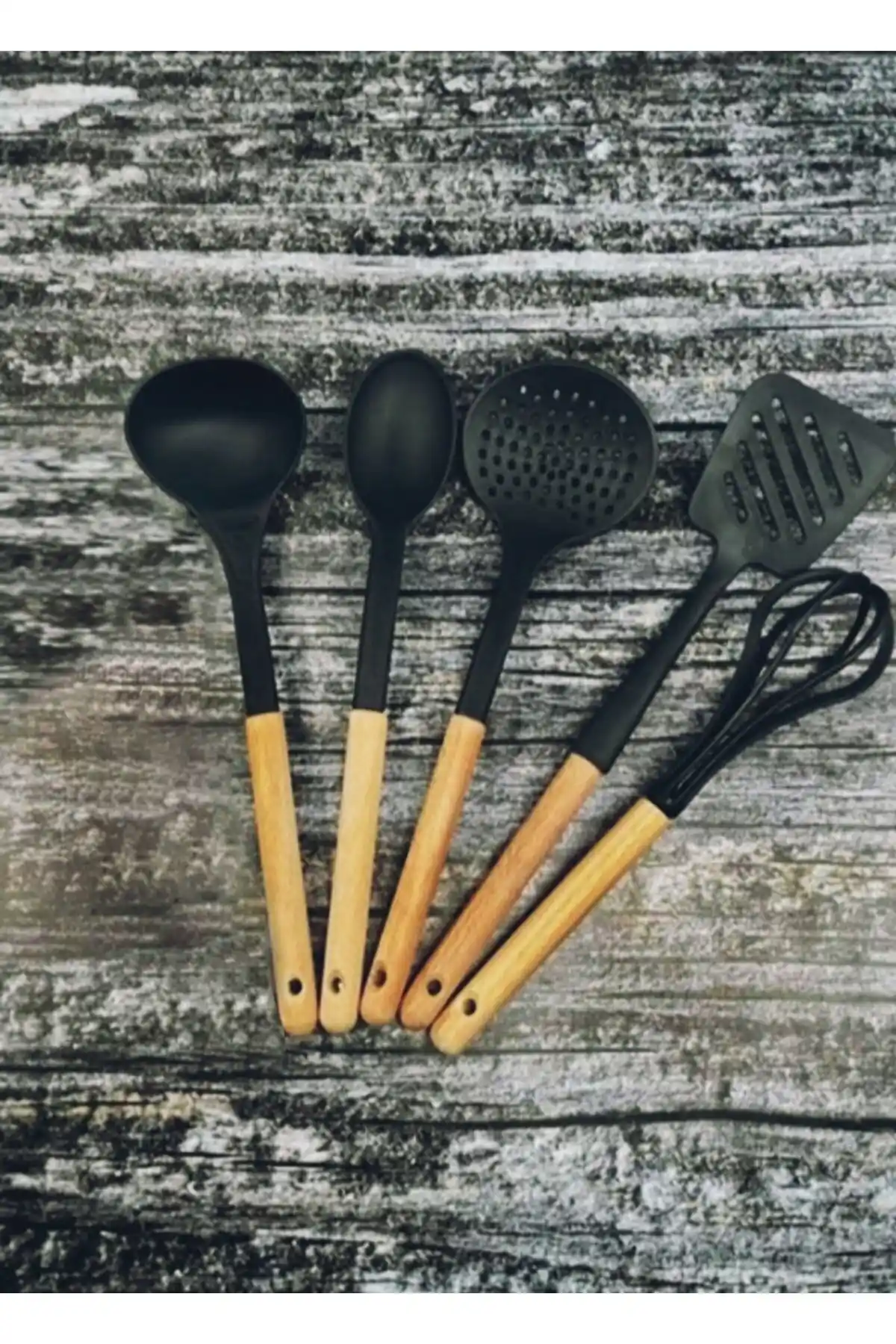 Enes Çizmez Ahşap Saplı Mutfak Gereçleri Seti: Dayanıklılık ve Estetik Birlikte