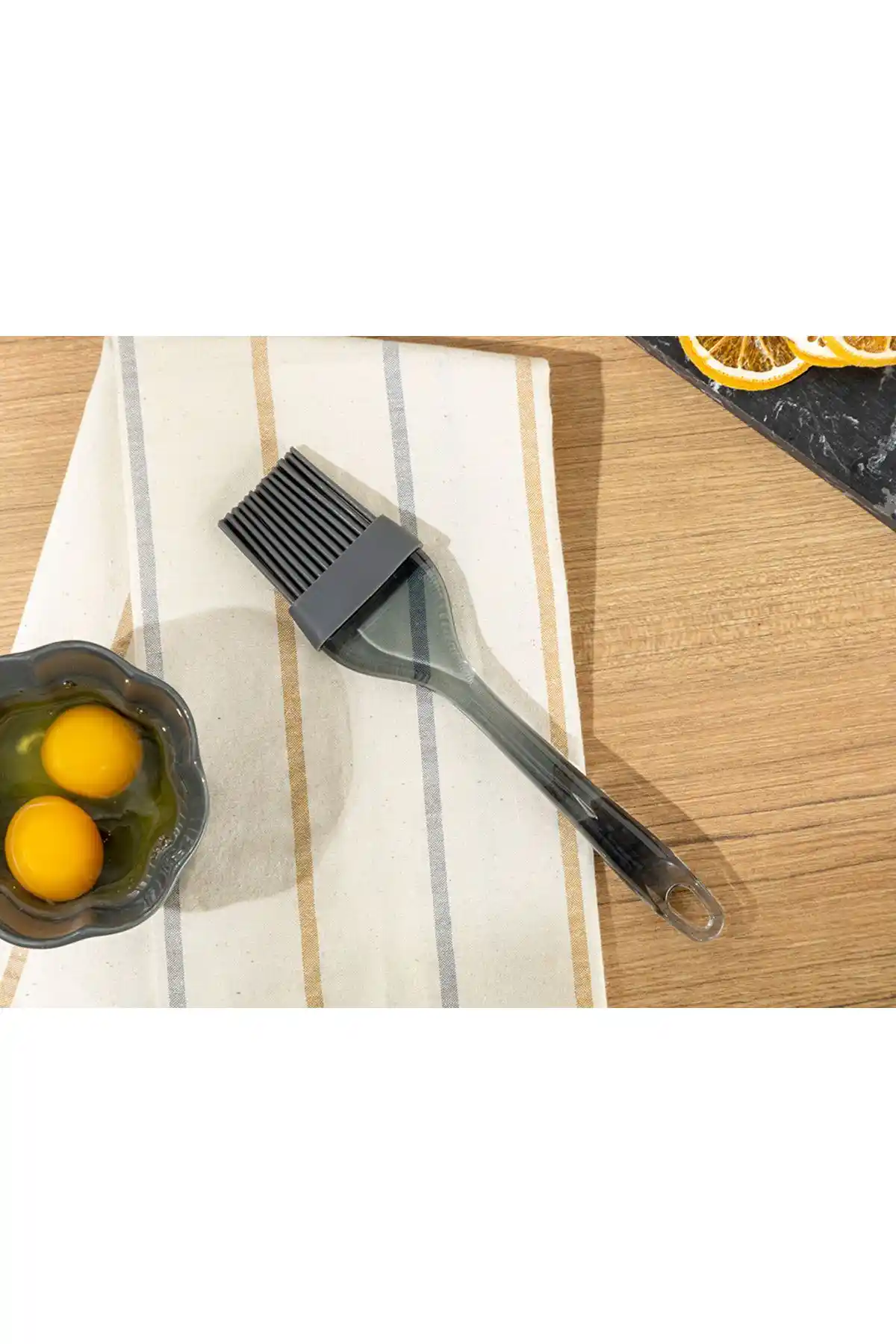 English Home Eggy Silikon Yumurta Fırçası Modern ve Dayanıklı Mutfak Gereçleri Arasında