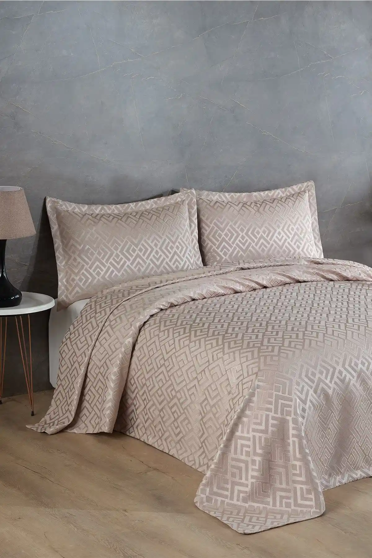 Estila Jakarlı Şönil Çift Kişilik Yatak Örtüsü: Şıklık ve Konforun Modern Buluşması