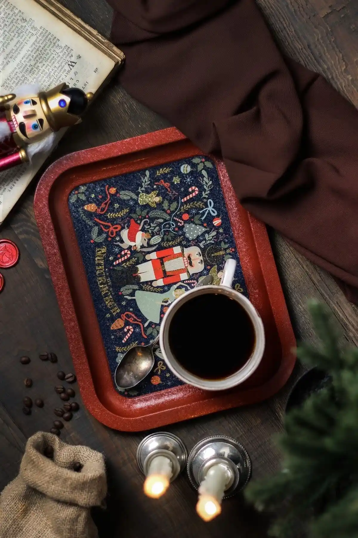 Evle Tales Nutcracker Desenli Metal Tepsi: Şık ve Dayanıklı Sunum ve Dekorasyon Aracı