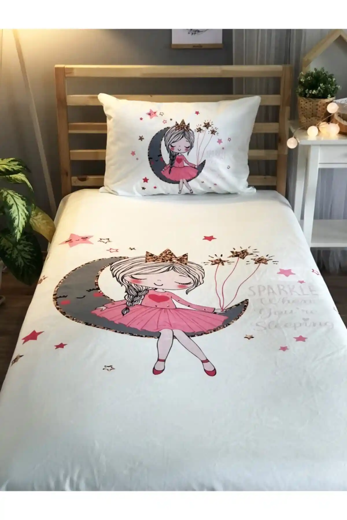 Evmila Beyaz Zemin Ayda Oturan Kız Dekoratif Yatak Örtüsü ve Yastık Kılıfı Seti