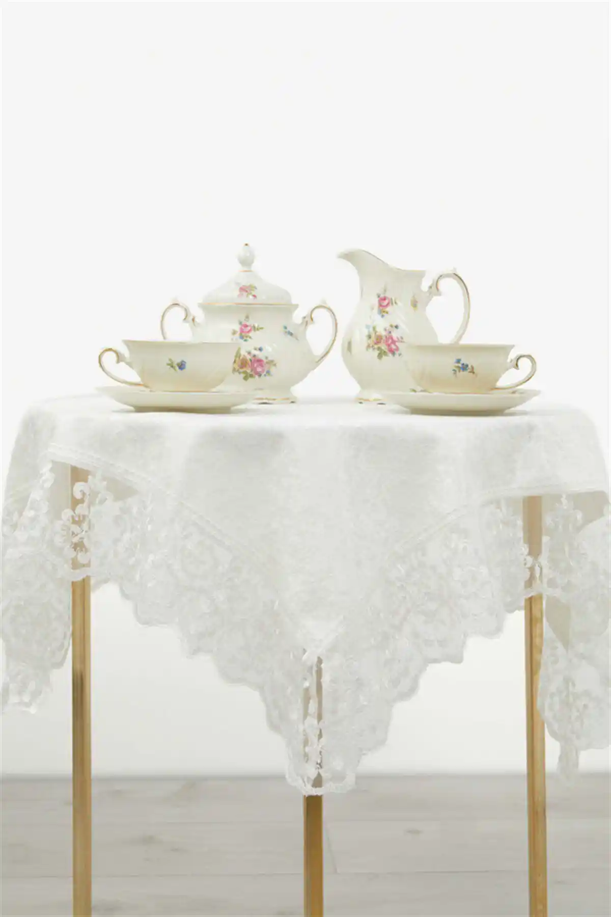 FAVORA Fatih Güpürlü Kadife Fiskos Örtüsü Beyaz Zarif Tasarım ve Kullanım Avantajları