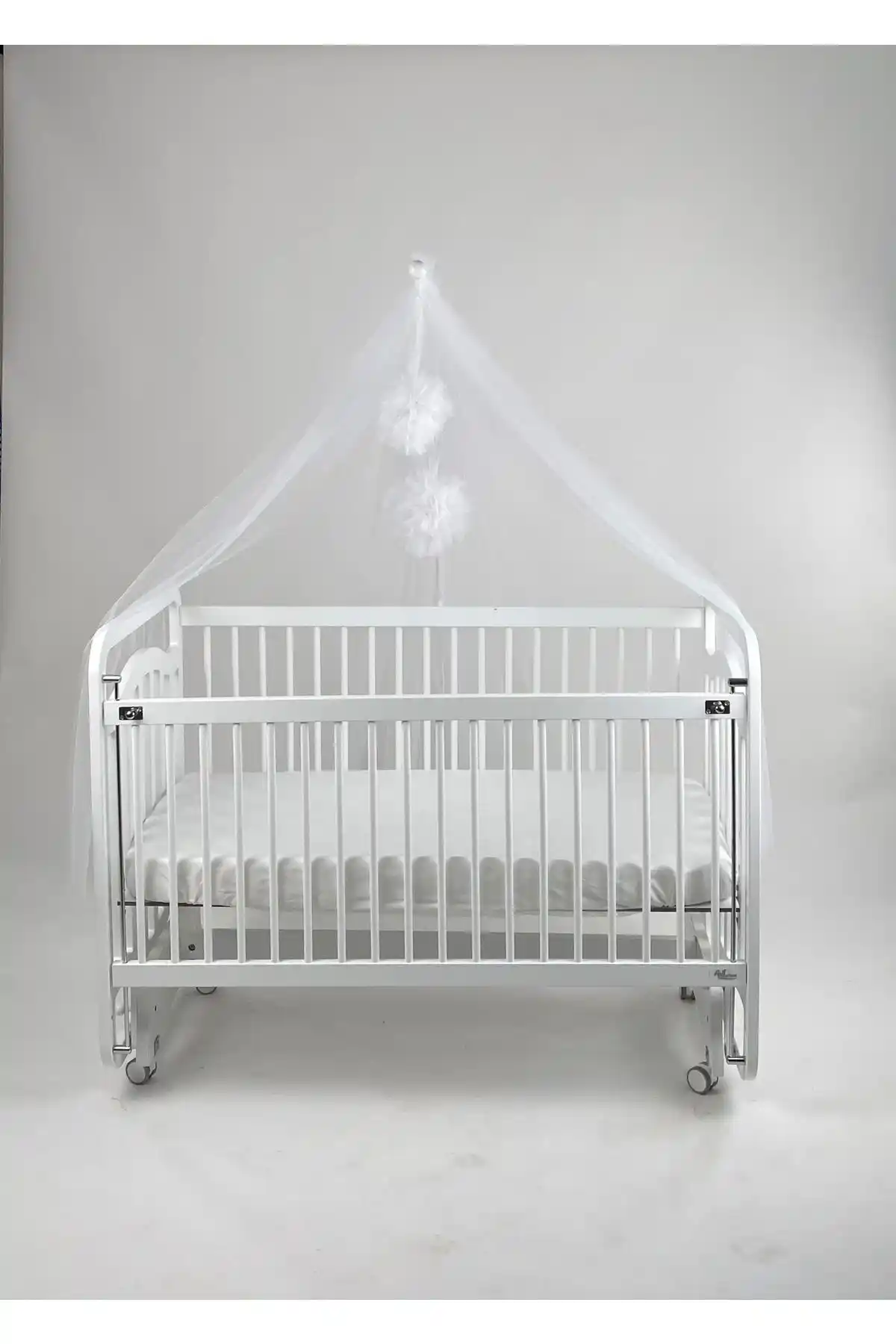 G&G Beyaz Ponponlu Beşik Cibinliği: Modern Tasarım ve Güvenlik Bir Arada