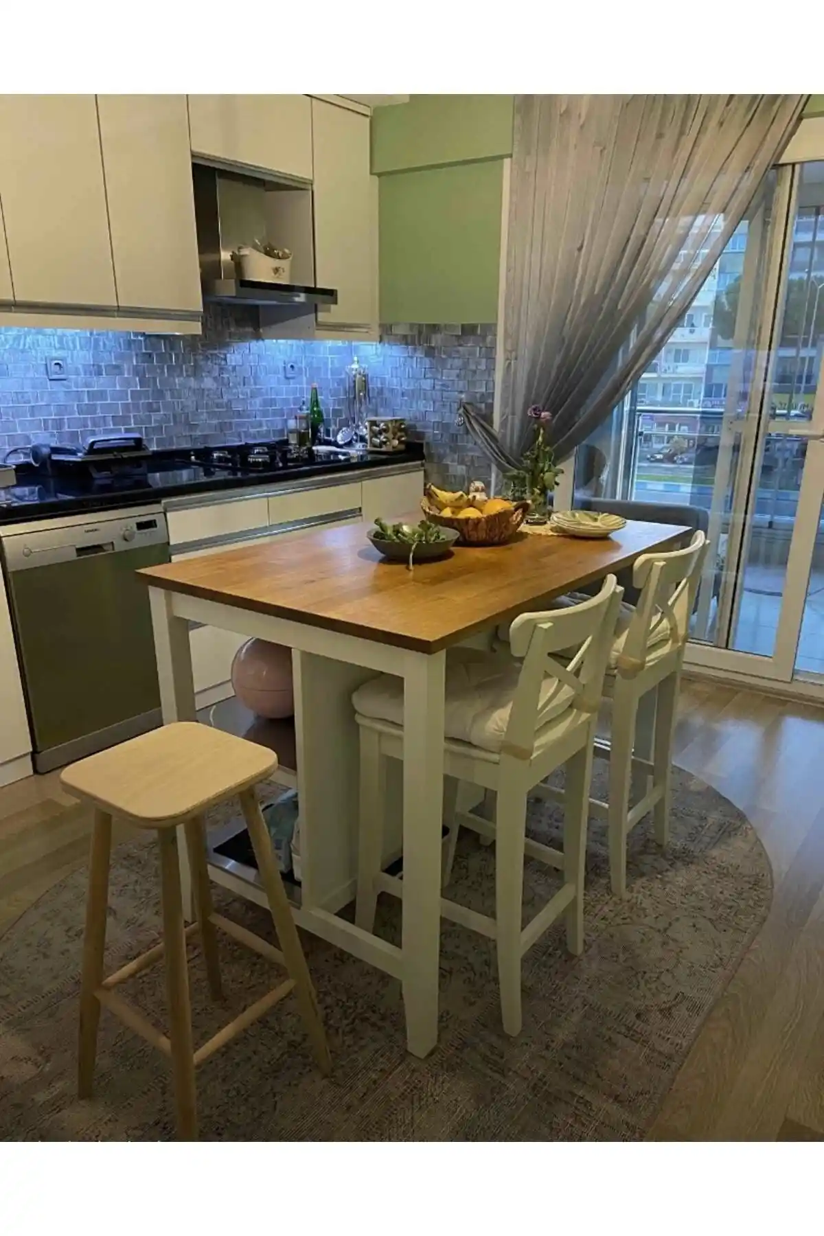 Geppetto Home Ahşap Kare Bar Taburesi Modern ve Dayanıklı Tasarımıyla Öne Çıkıyor