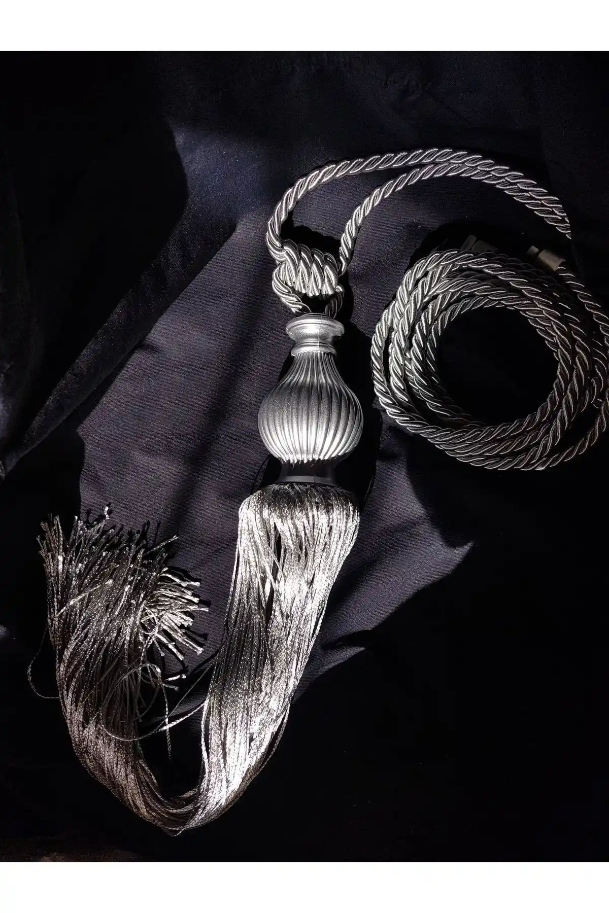 Gümüş Renkli Taşlı Perde Bağlama Aksesuarı Modern ve Şık Tavan Dekorasyonu İçin