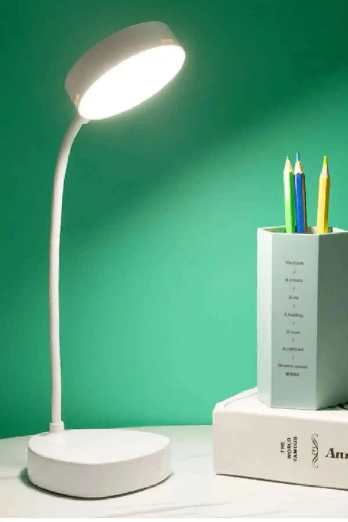 Güzelyüz AVM Şarjlı LED Çalışma ve Okuma Işığı Modern Tasarım ve Uzun Pil Ömrüyle