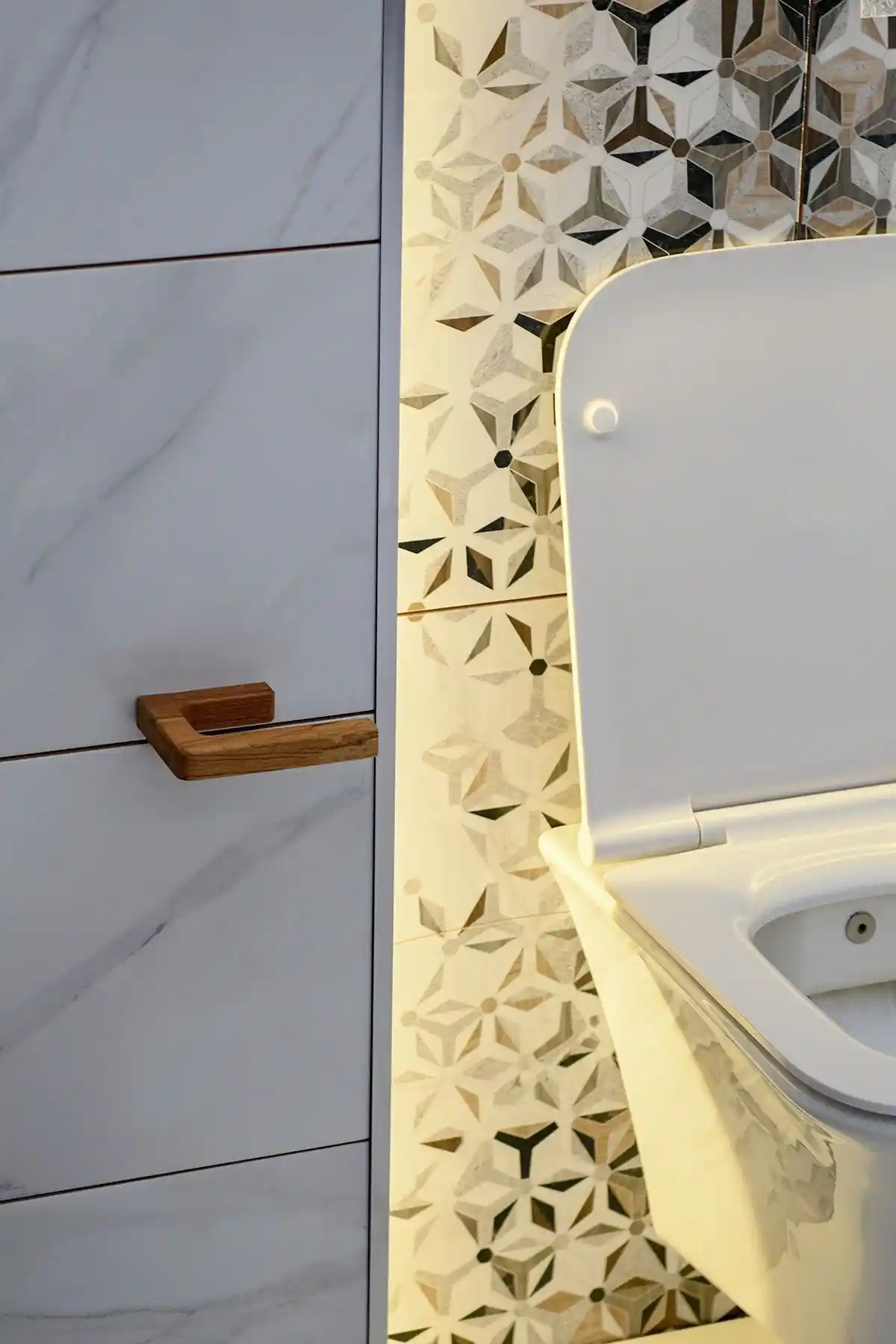 Hagen Tuvalet Kağıtlık: Modern ve Çevre Dostu Ahşap Banyo Aksesuarı