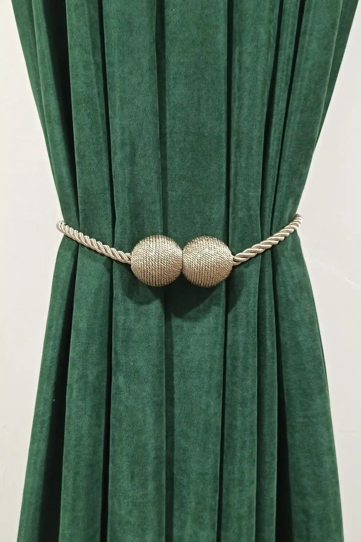 Helezoni Fon Perde Toplama Braçolu ve perdemhome Mıknatıslı Perde Bağlama Aparatı karşılaştırması