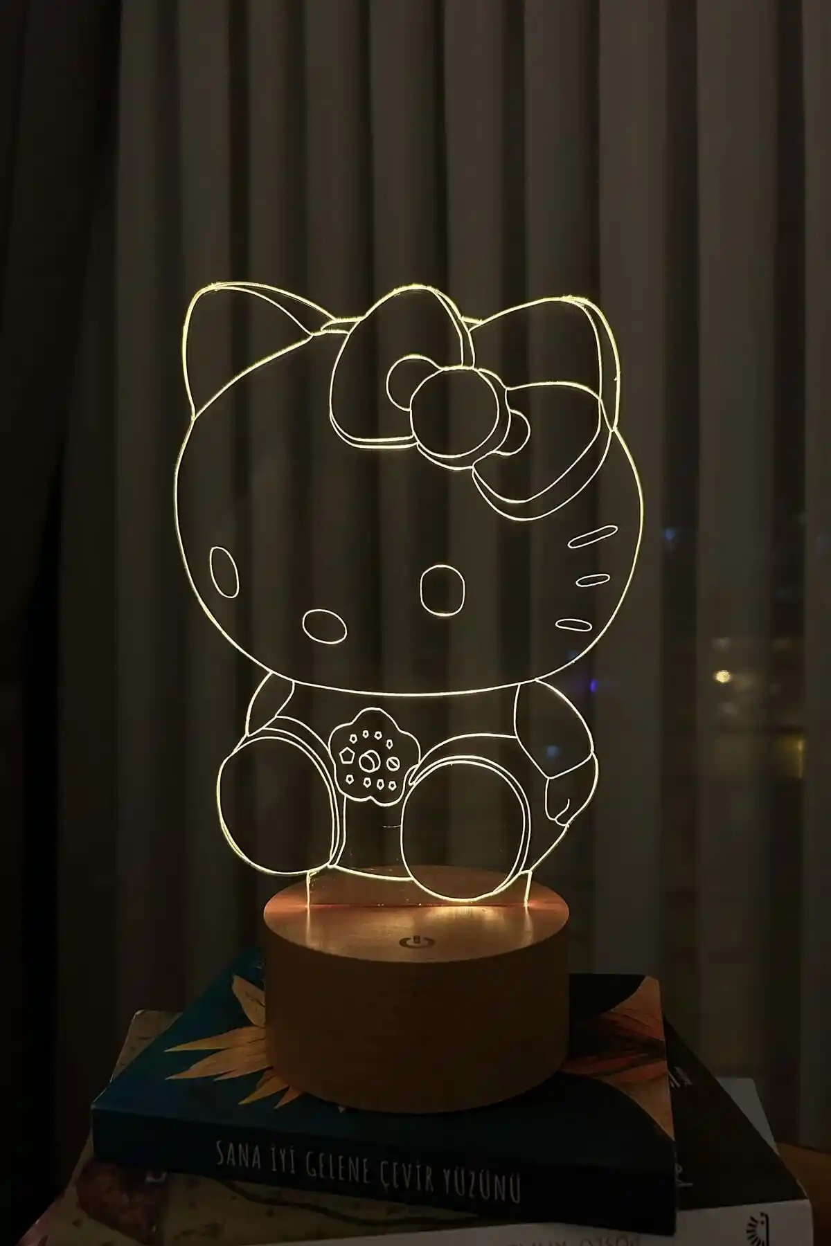 Hello Kitty temalı renkli LED masa lambası çocuk odası için fonksiyonel ve şık tasarım