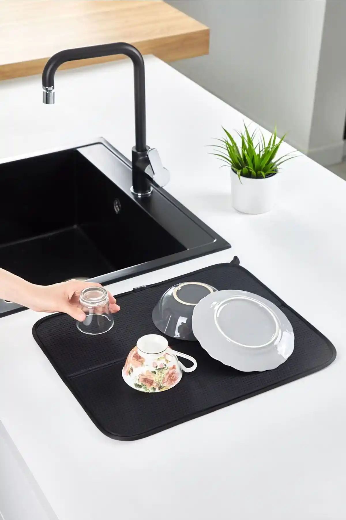 Homelka Siyah Nanofiber Bulaşık Kurutma Örtüsü: Estetik ve Fonksiyonel Mutfak Yardımcısı