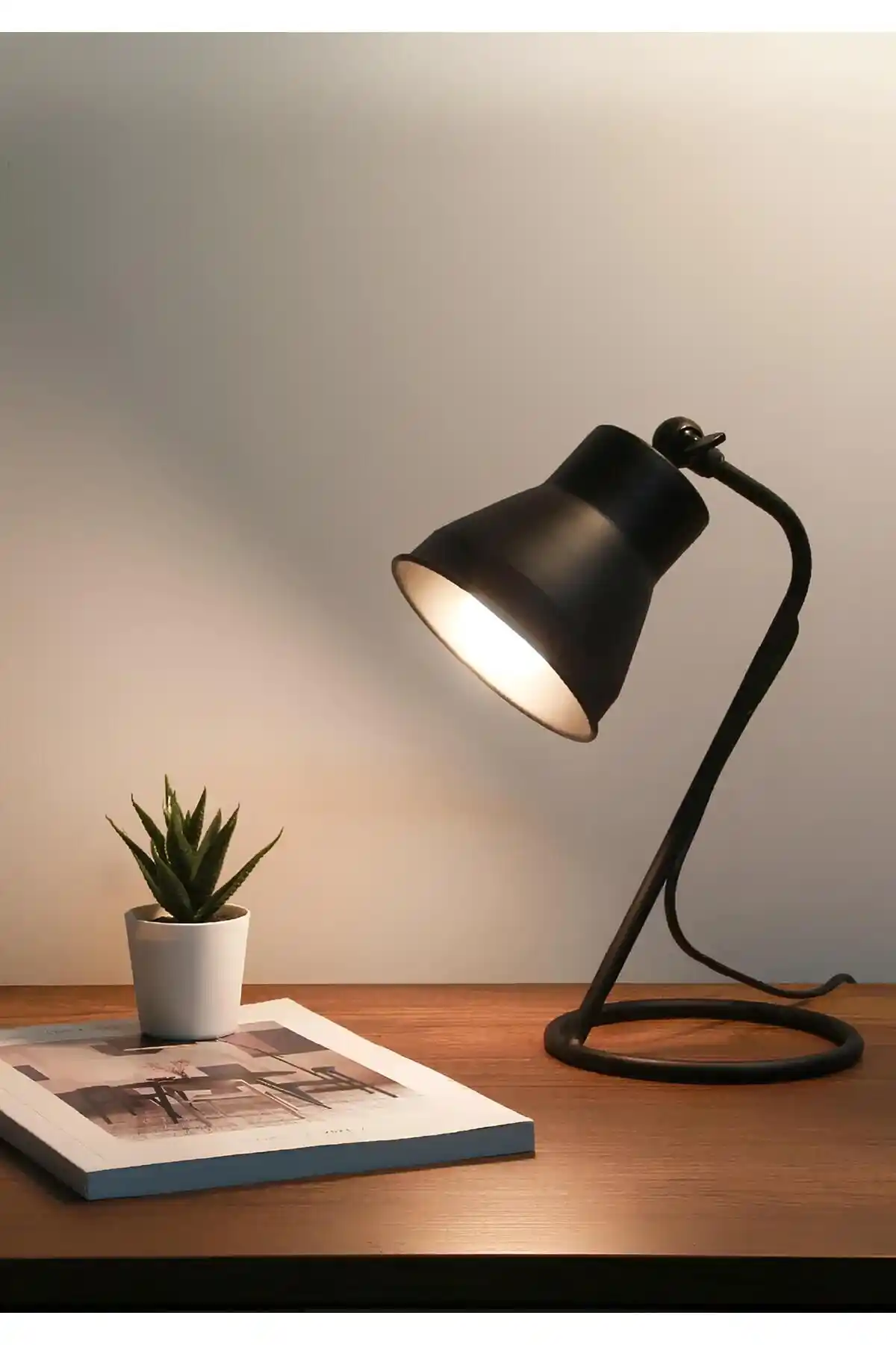 HOMİNG Basic Tasarım Masa Lambası Siyah Metal Şık ve Ayarlanabilir Özelliklerle