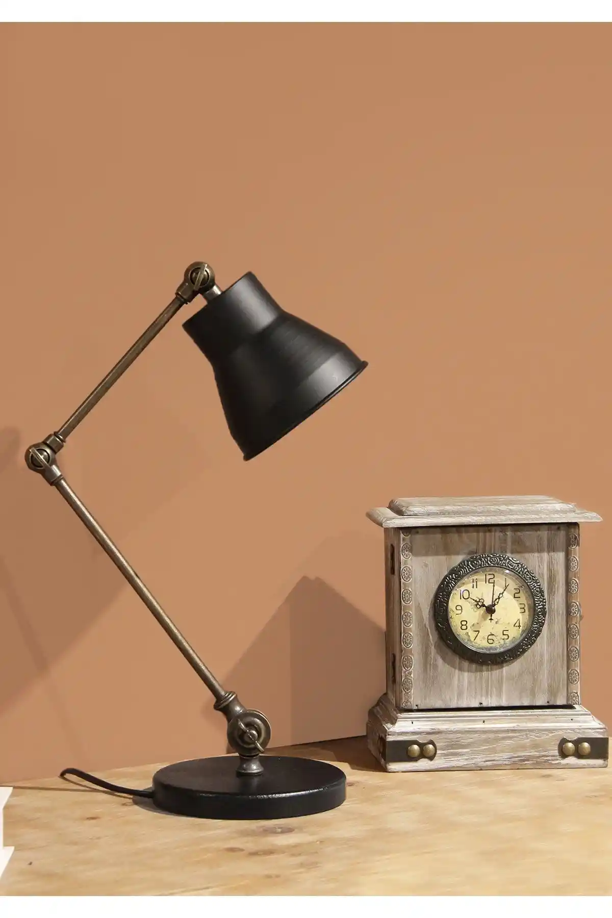 HOMİNG Nova Retro Eskitme Masa Lambası: Estetik ve Fonksiyonellik Bir Arada