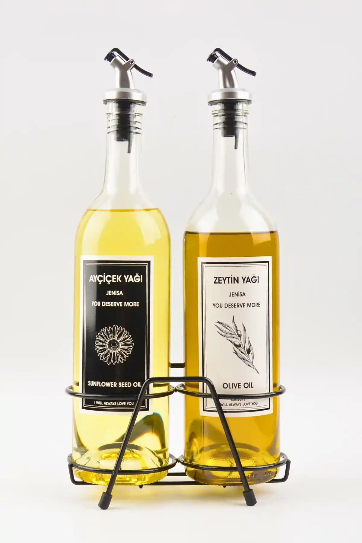 Jenisa 750 ml Siyah Beyaz Etiketli Siyah Standlı Akıtıcılı Yağlık Mutfak Şıklığı ve İşlevsellik