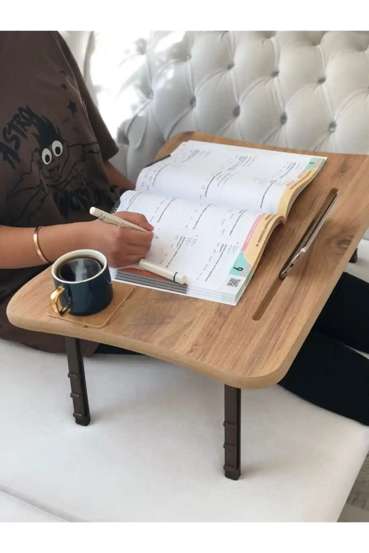 Kafe SS Sweet Smile Laptop Sehpası: Çok Yönlü Kullanım ve Estetik Tasarım