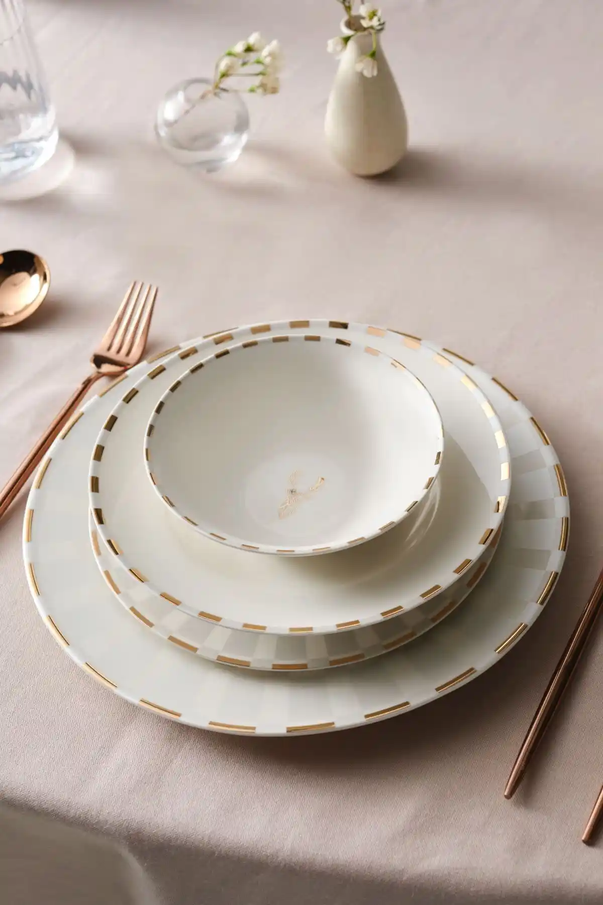 Karaca Elegance Bone Aries ve Siena Yemek Takımlarının Detaylı Karşılaştırması