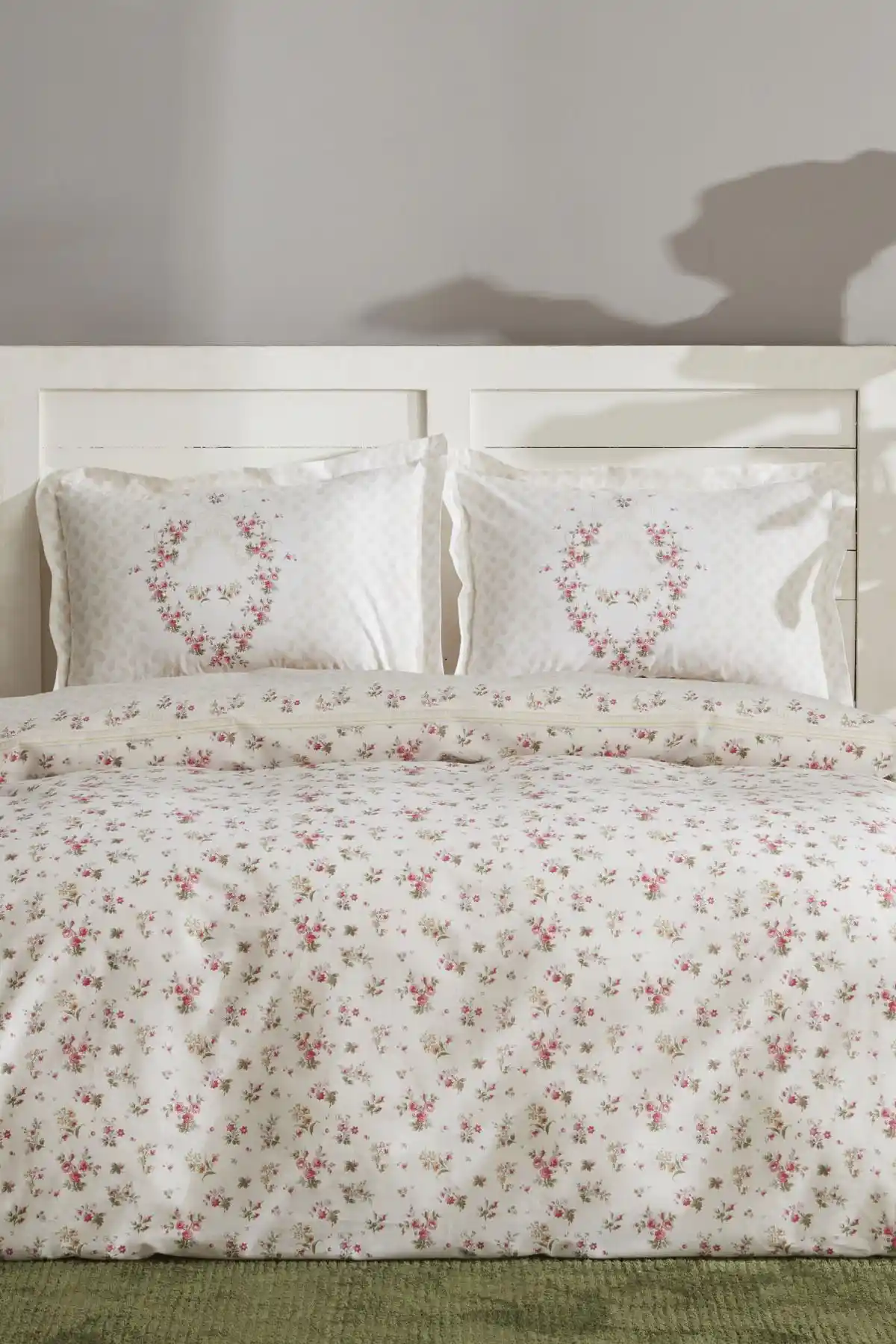 Karaca Home Sonya ve Taç Pembe Orkide Glow Nevresim Takımları Karşılaştırması