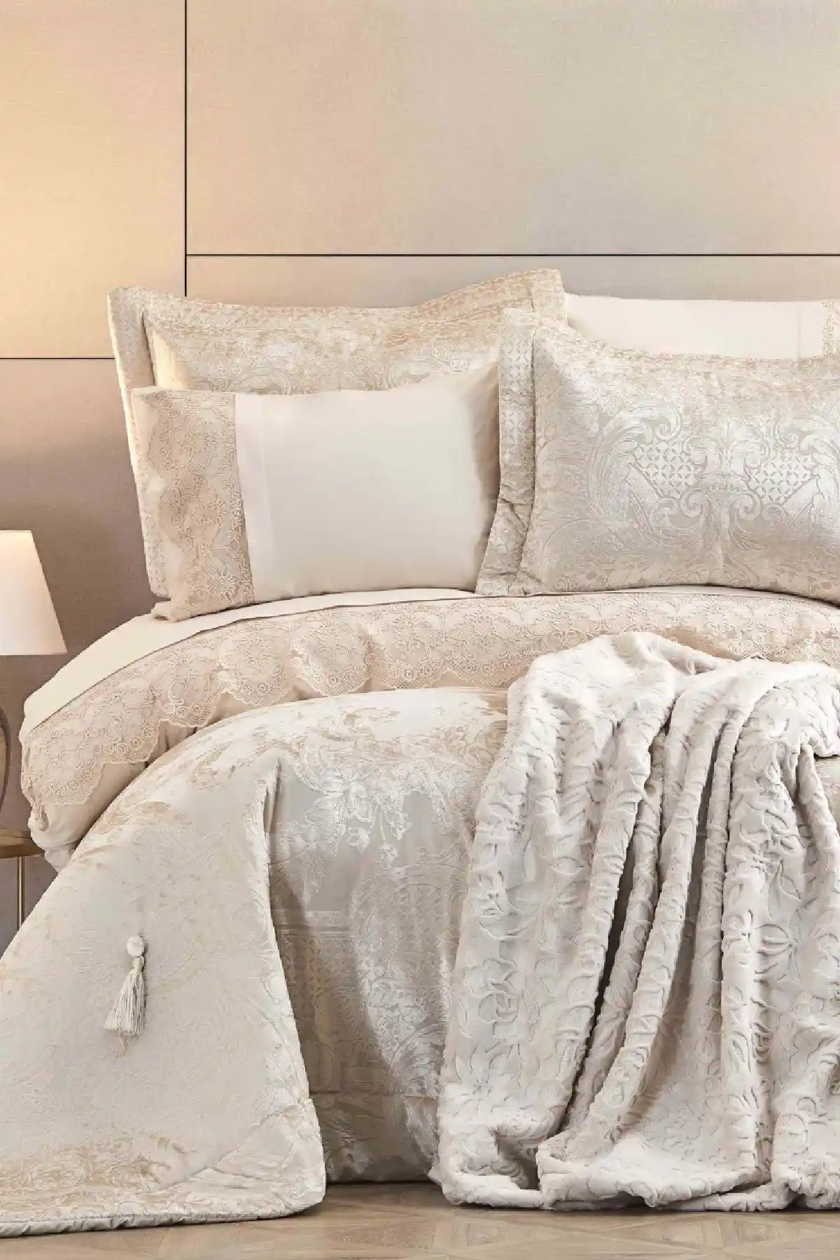 Karaca Home Valeria Best Gold 8 Parça Çeyiz Seti ile Şıklık ve Konforu Yatak Odanıza Taşıyın