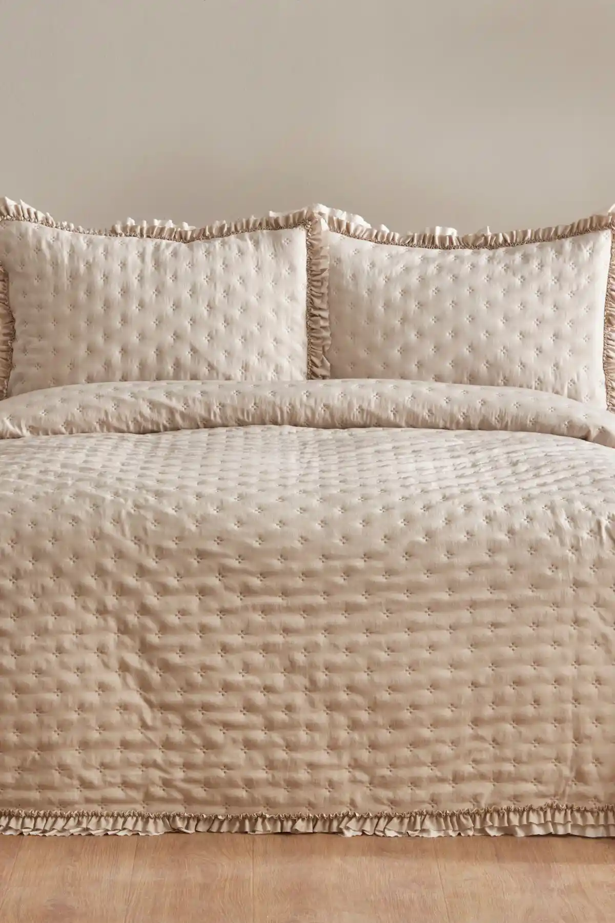 Karaca Home Viona ve Linens Scarlett Yatak Örtüsü Karşılaştırması