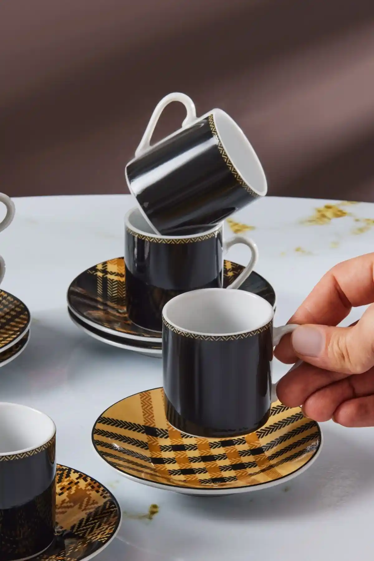 Karaca Siyah Ekoseli 6 Kişilik Kahve Fincan Takımı: Estetik ve Dayanıklılık Bir Arada