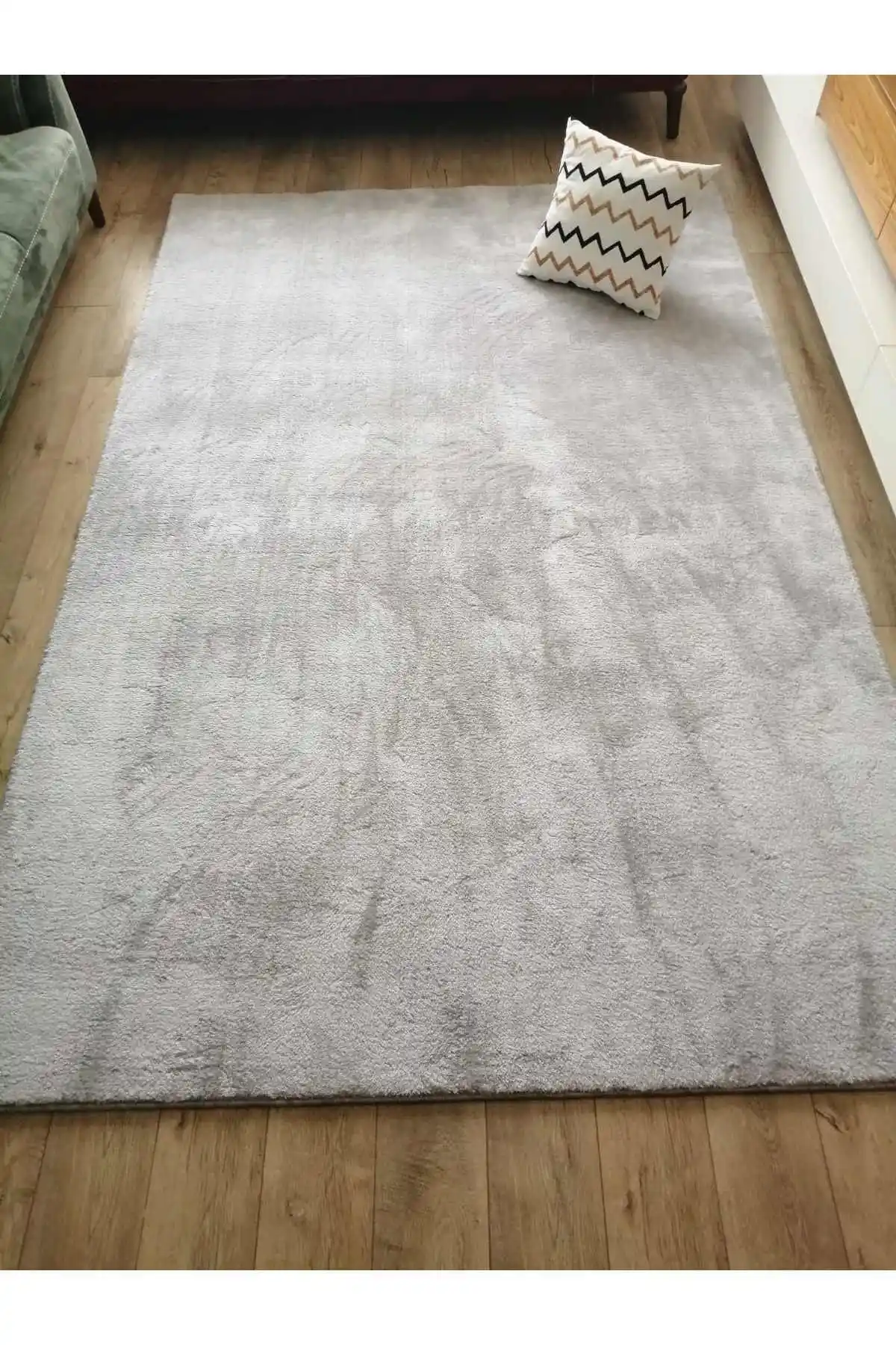 Kardesler Sarar Peluş Post Kaymaz Tabanlı Halı: Şık ve Güvenli Ev Dekorasyonu Çözümü