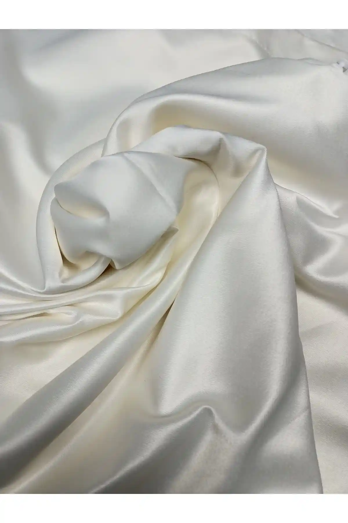 Karesi Saten Güneşlik Perde: Estetik ve Fonksiyonellik Sunan Pratik Çözüm