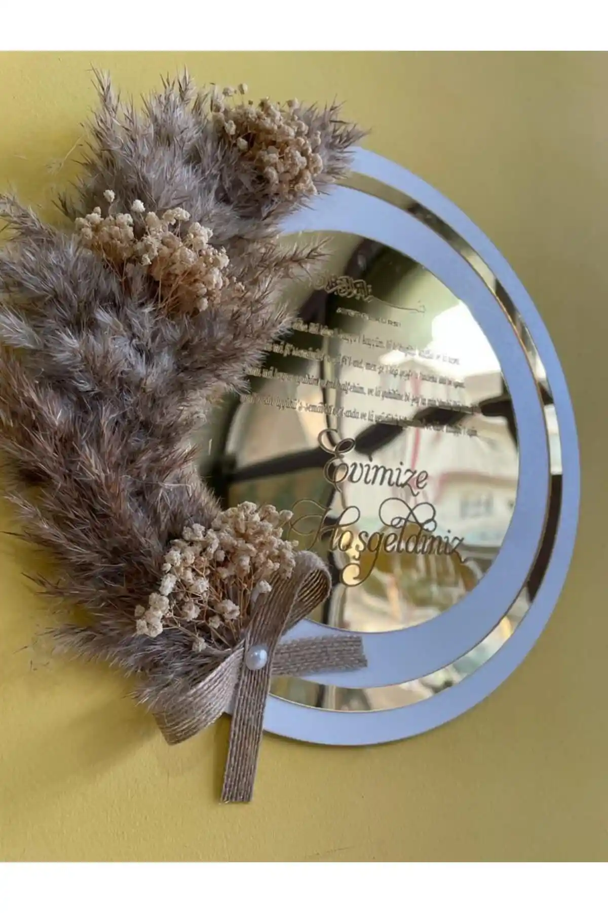 Kişiye Özel Ahşap ve Pleksi Kapı Süsü Beyaz ve Gold Detaylarla Dekorasyonun Şıklığı