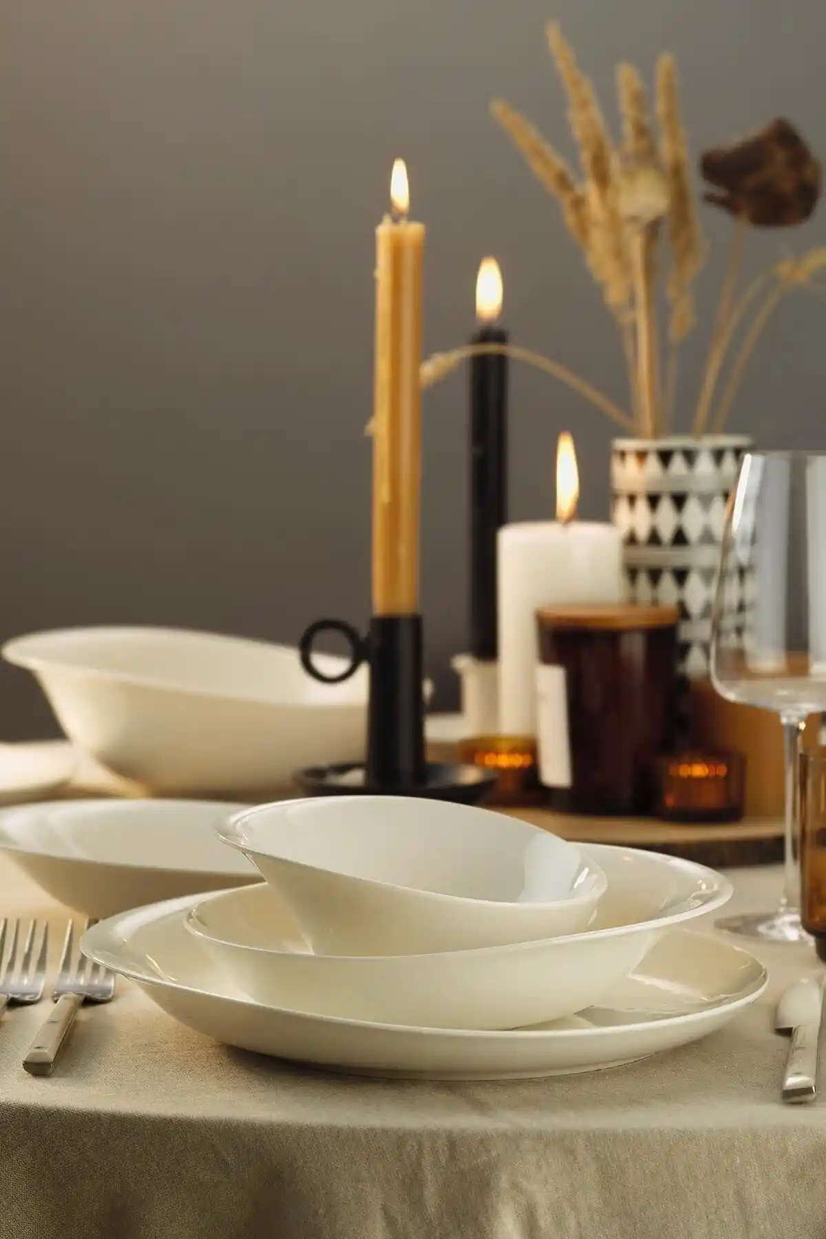 Kütahya Porselen Bone Rosa Dekorsuz Yemek Takımı 52 Parça Modern ve Şık Tasarım