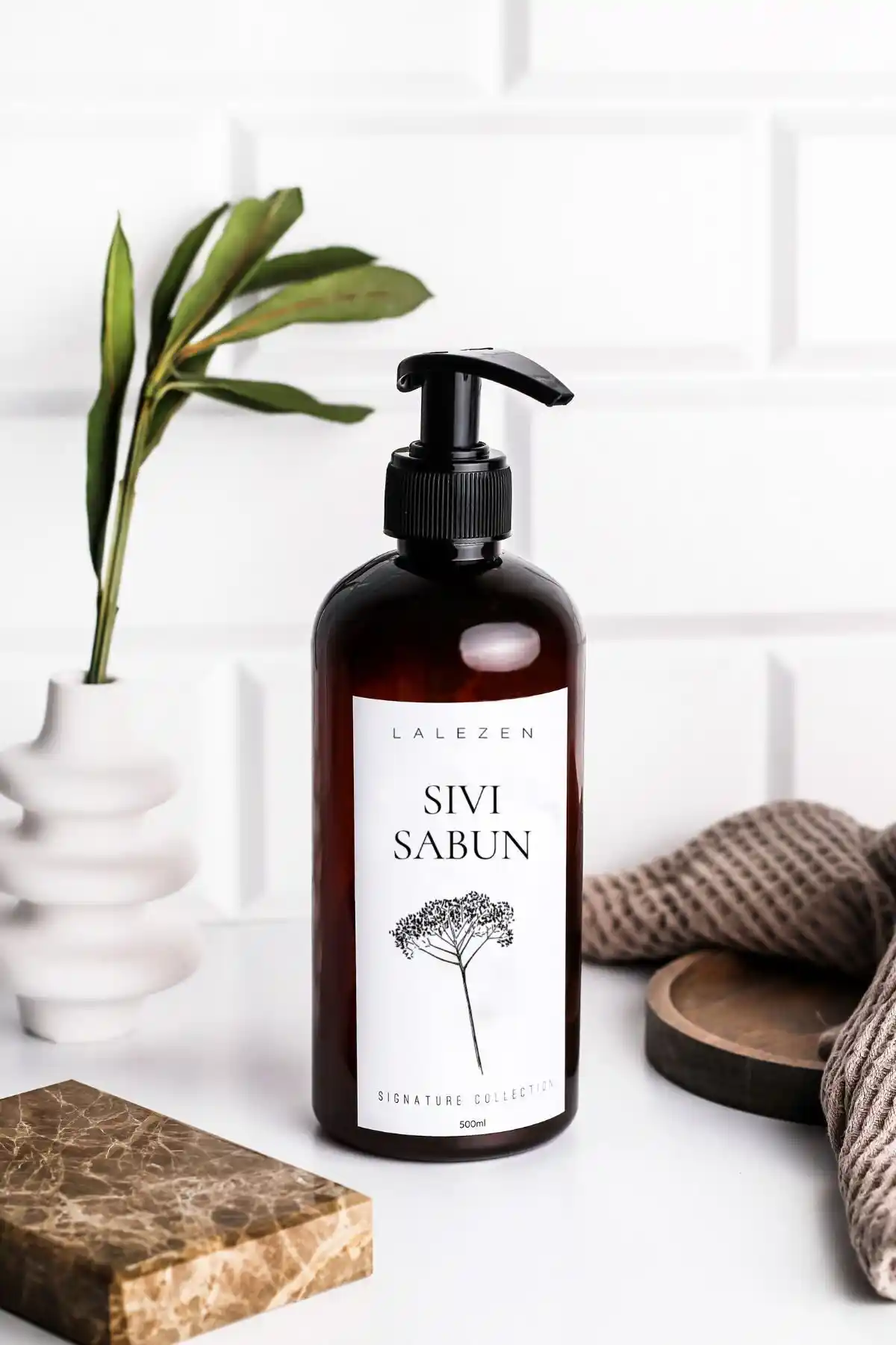 LALEZEN HOME Çiçekli Etiketli Plastik Amber Sıvı Sabun Şişesi 500ml Estetik ve Fonksiyonel Kullanım