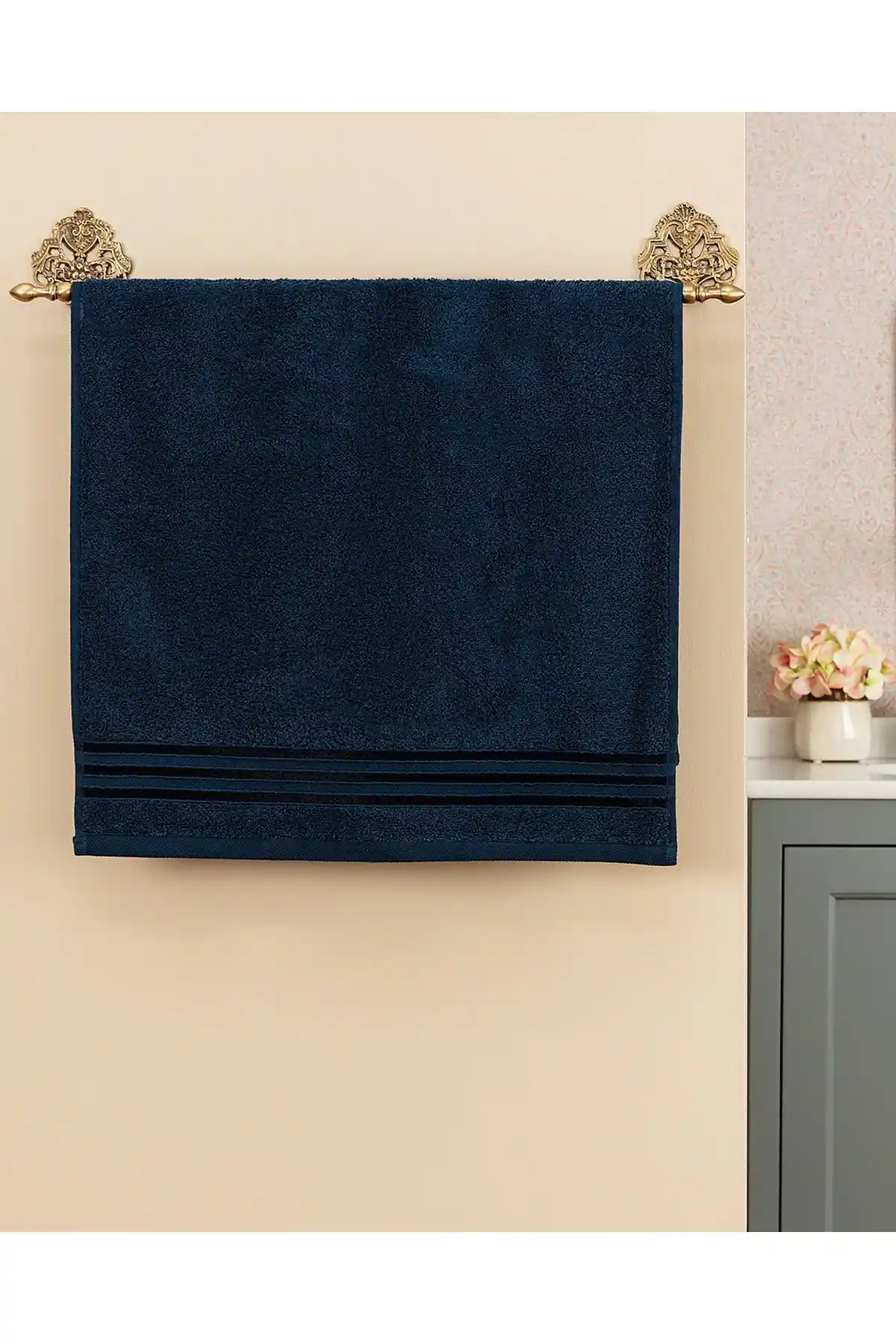 Madame Coco Maynor Bordürü Floşlu Yüz Havlusu: Şıklık ve Fonksiyonelliğin Bir Arada Olduğu Ev Tekstili Ürünü