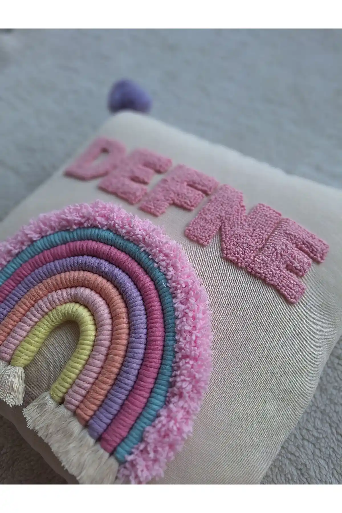 Makrome Isme Özel Bebek Yastığı: Kişiselleştirilmiş, Doğal ve Şık Bebek Dekorasyonu