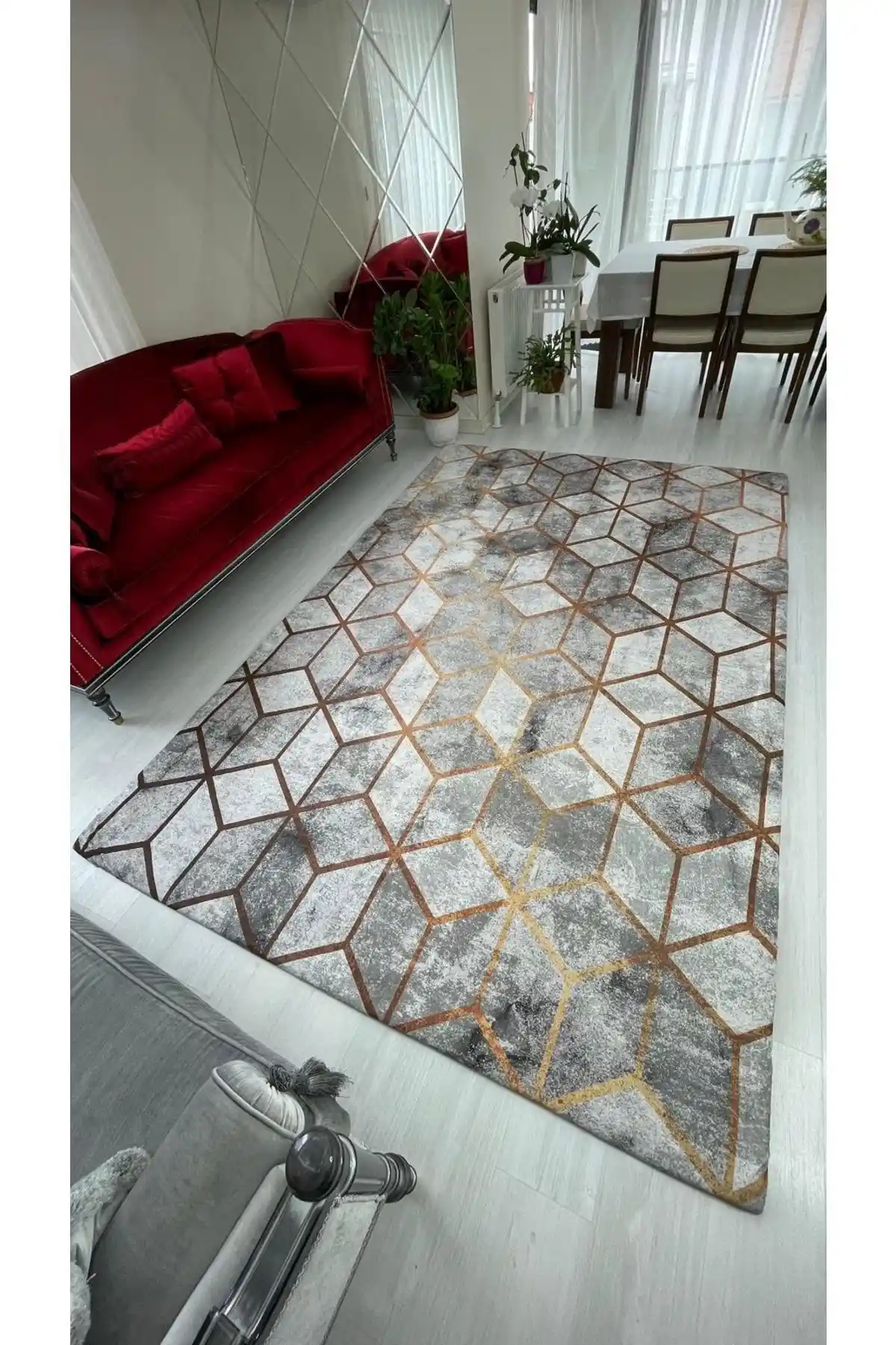 MEKA Tekstil Gri Piramit Model İpek Kadife Lastikli Halı Örtüsü Modern ve İşlevsel Dekorasyon Çözümü