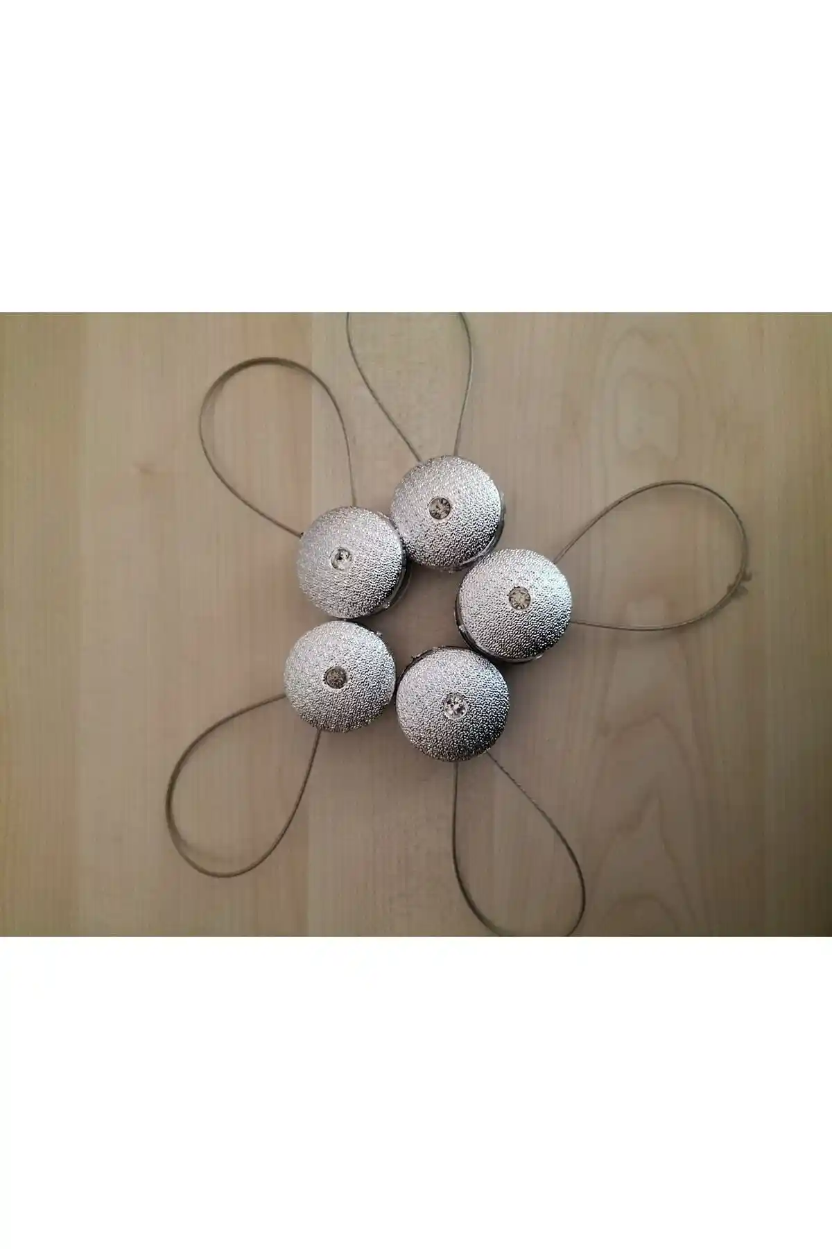 Mıknatıslı Perde Tokası Karşılaştırması: Gümüş ve Siyah Modellerin Özellikleri ve Kullanıcı Yorumları