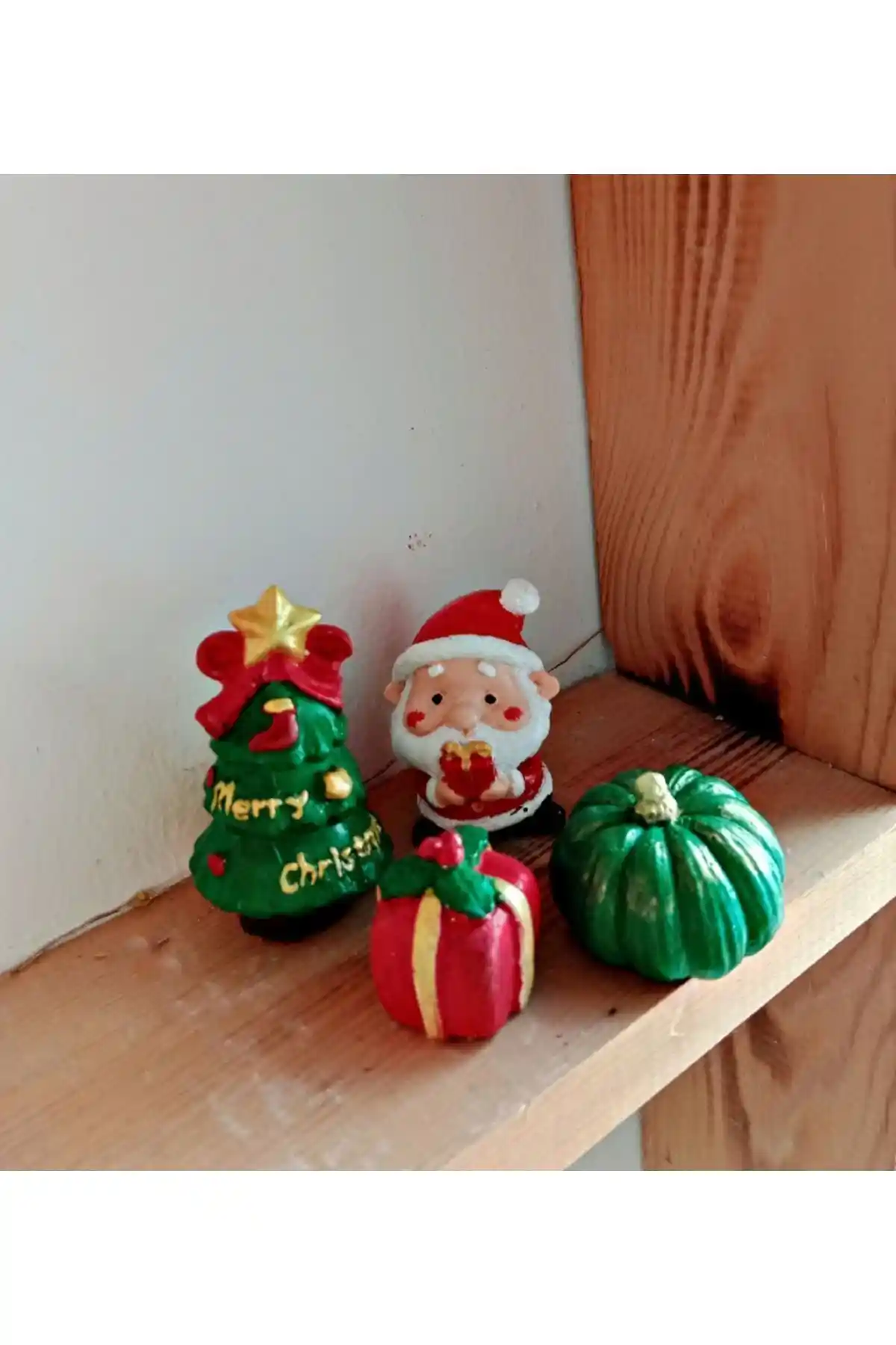 Minik Mucizeler 4'lü Yılbaşı Mini Biblo Seti Ev Dekorasyonunda Sıcaklık ve Neşe Yaratır