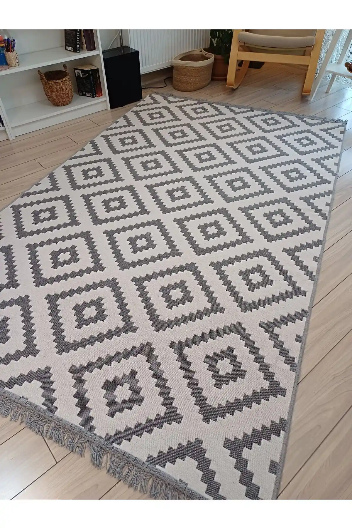 Modern Gri Beyaz Çift Taraflı Kilim - Şık ve Dayanıklı Dekorasyon Ürünü