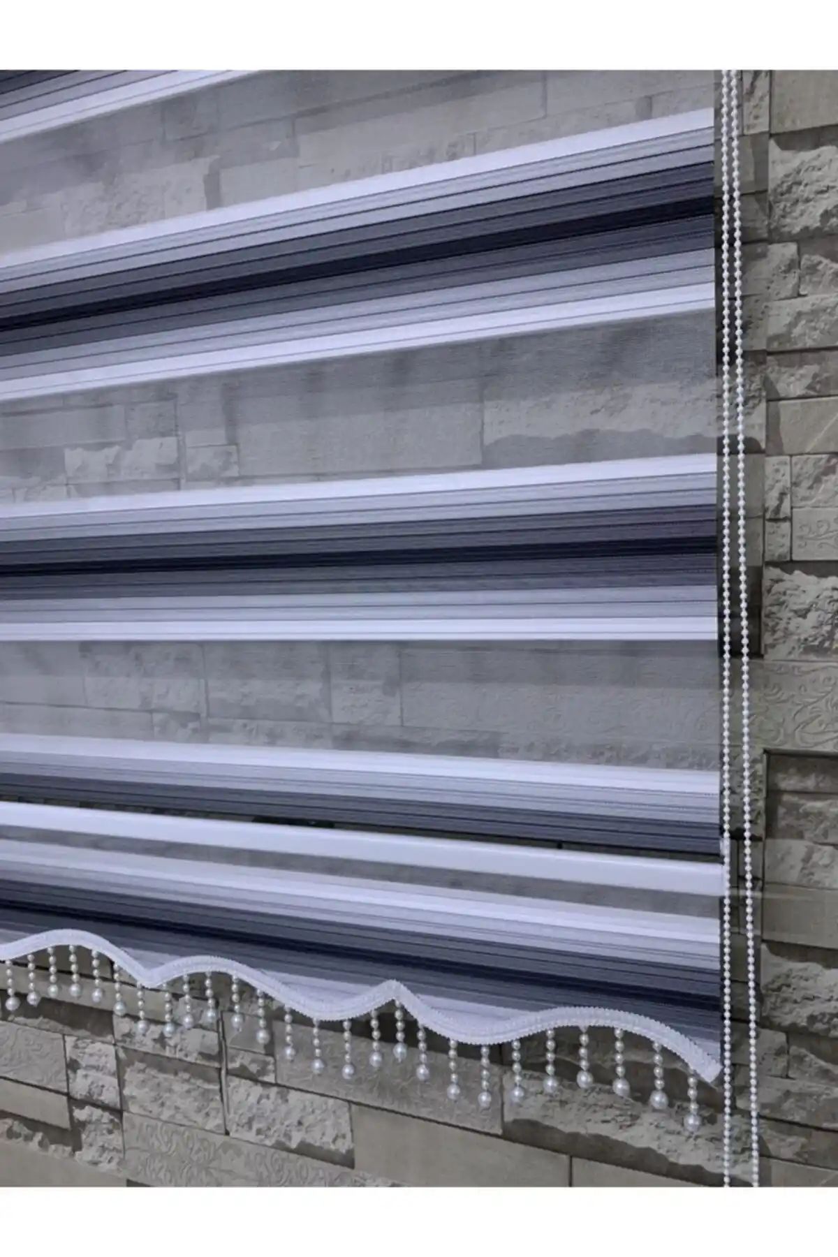 Modern Siyah Gri Beyaz Geniş Plise Zebra Perde Şık ve Kullanışlı Tasarım