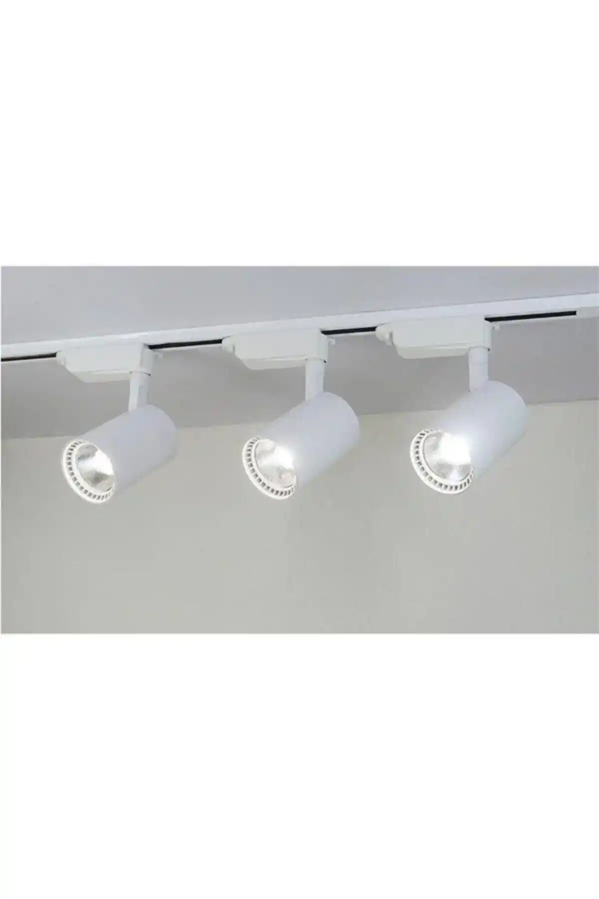 Modern Tasarımlı 3 Adet 30 Watt Ray Spot ile Mekanlarınızı Şık ve Güçlü Aydınlatın