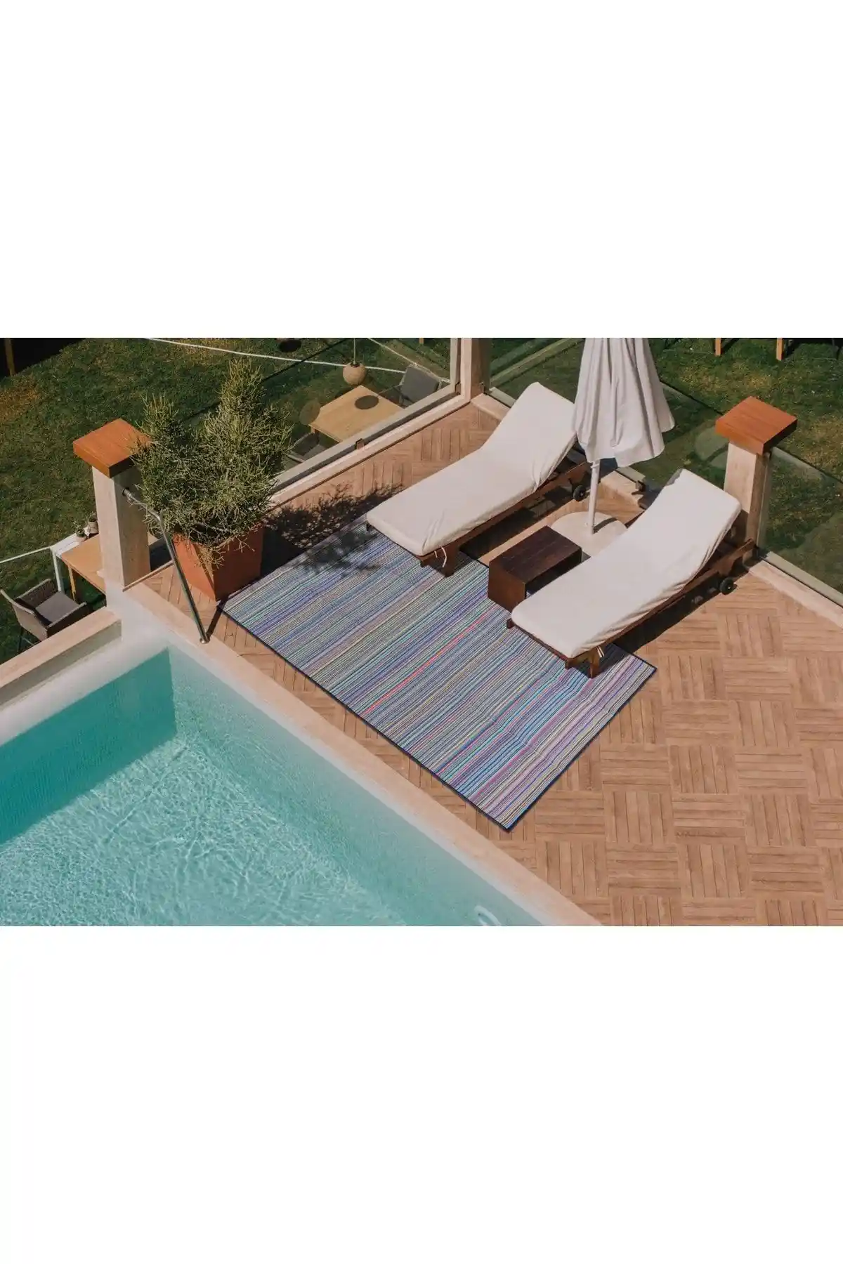 Modern ve Dayanıklı Katlanabilir Plastik Hasır Halı - Çok Yönlü Kullanım İçin Uygun