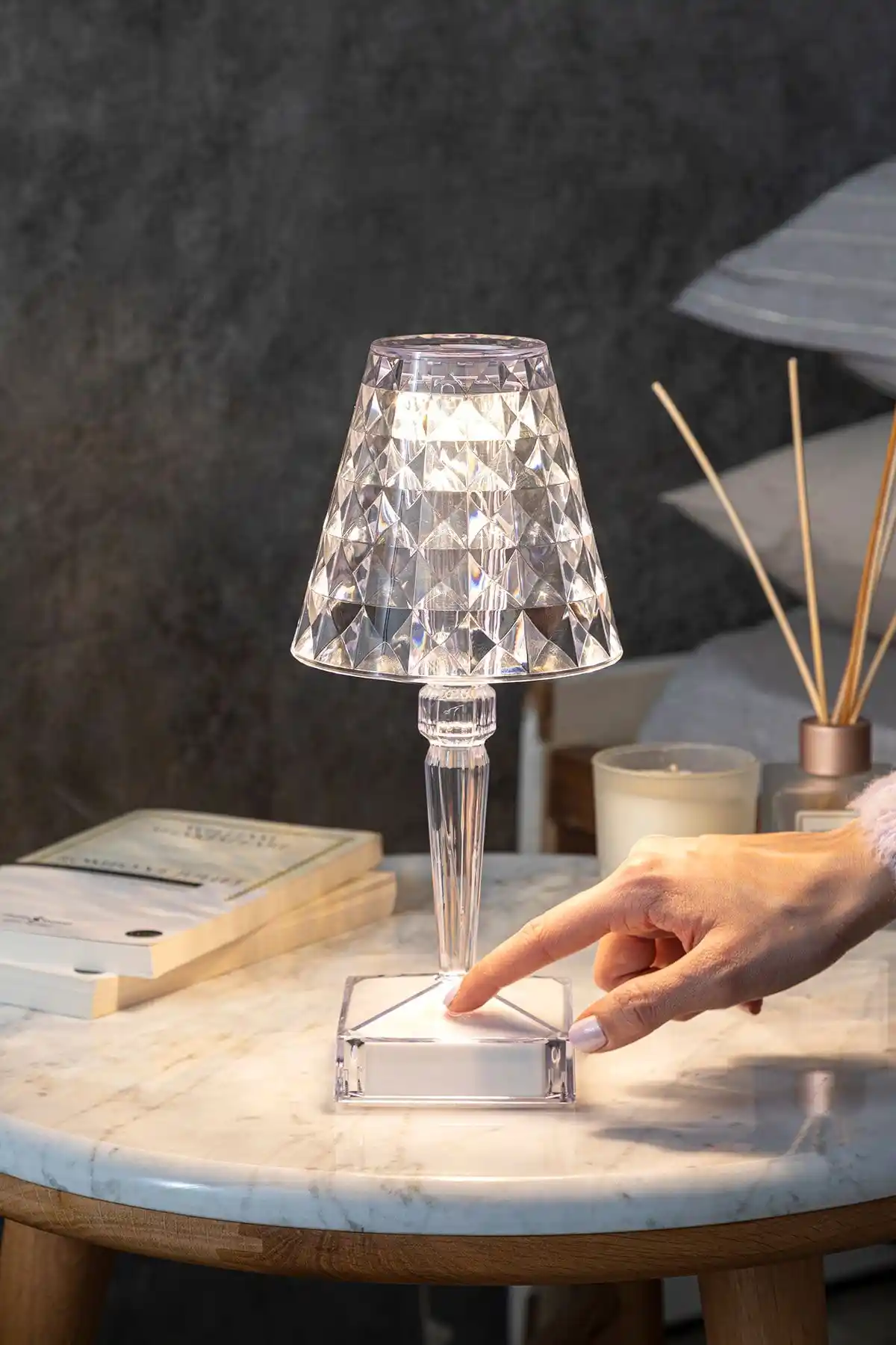Modern ve Şeffaf Ledli Abajur 26 Cm ile Mekanlarınıza Şıklık Katın