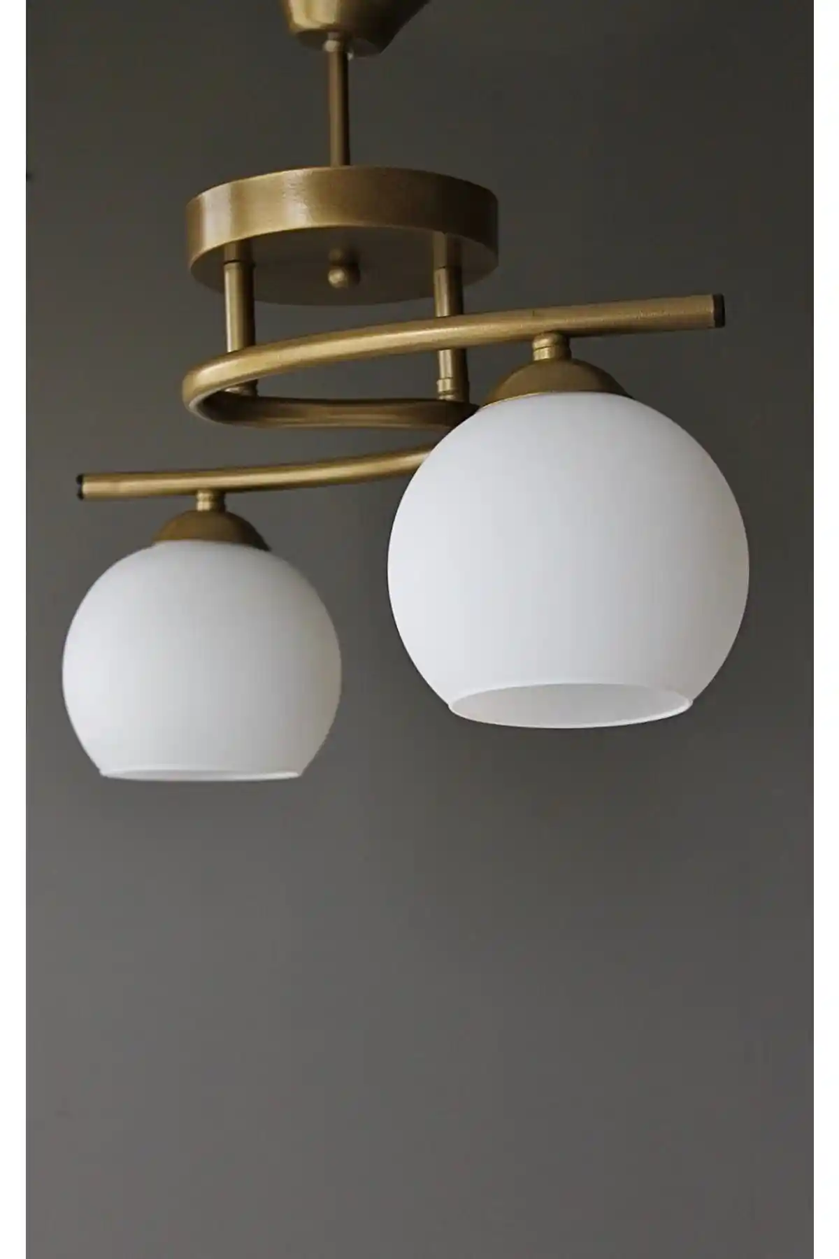 Modern ve şık avize karşılaştırması: beyaz ve siyah camlı modellerin özellikleri ve kullanıcı yorumları