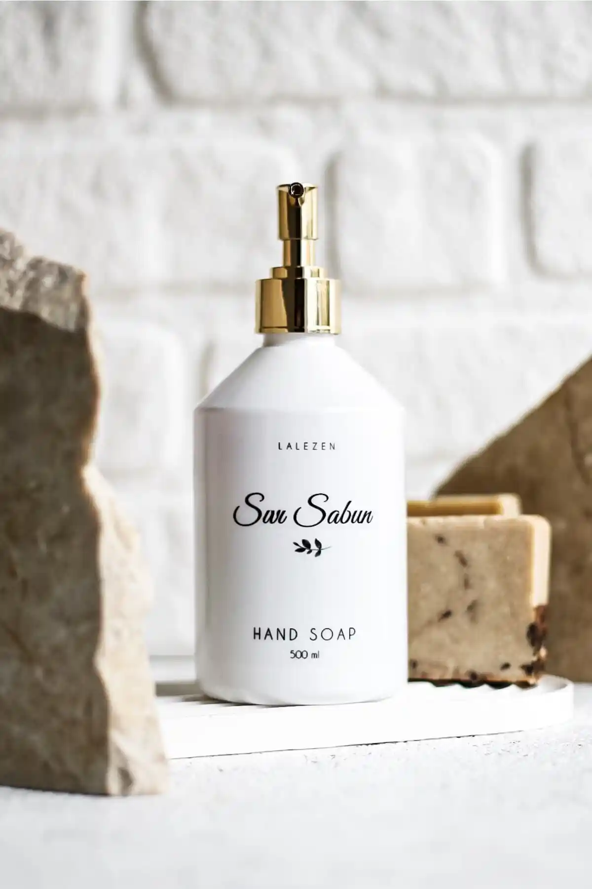 Modern ve Şık Beyaz Gold Kapaklı Sıvı Sabunluk Tasarımı ve Kullanım Özellikleri