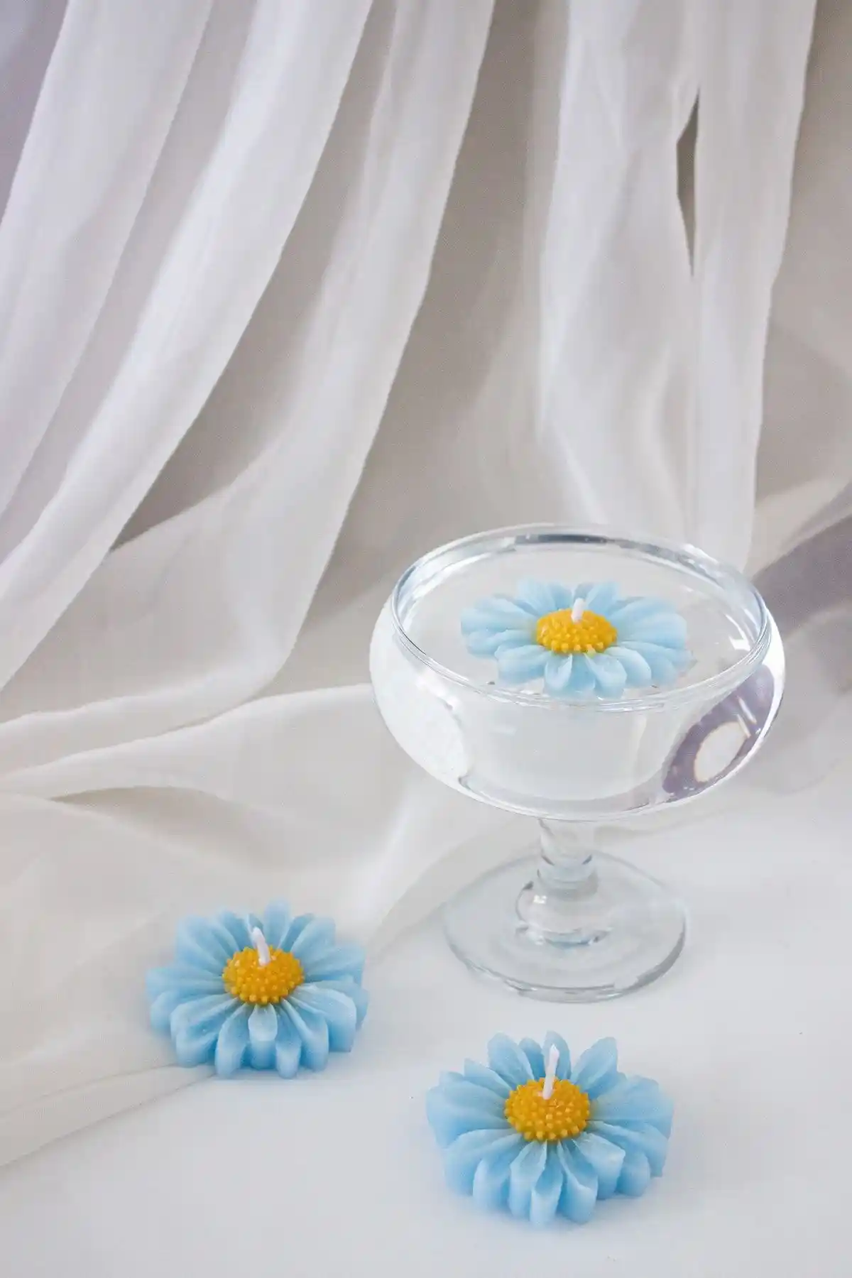 Mumbi Dekoratif Papatya Suda Yüzen Mum Seti: Şık ve Aromatik Dekoratif Aksesuar