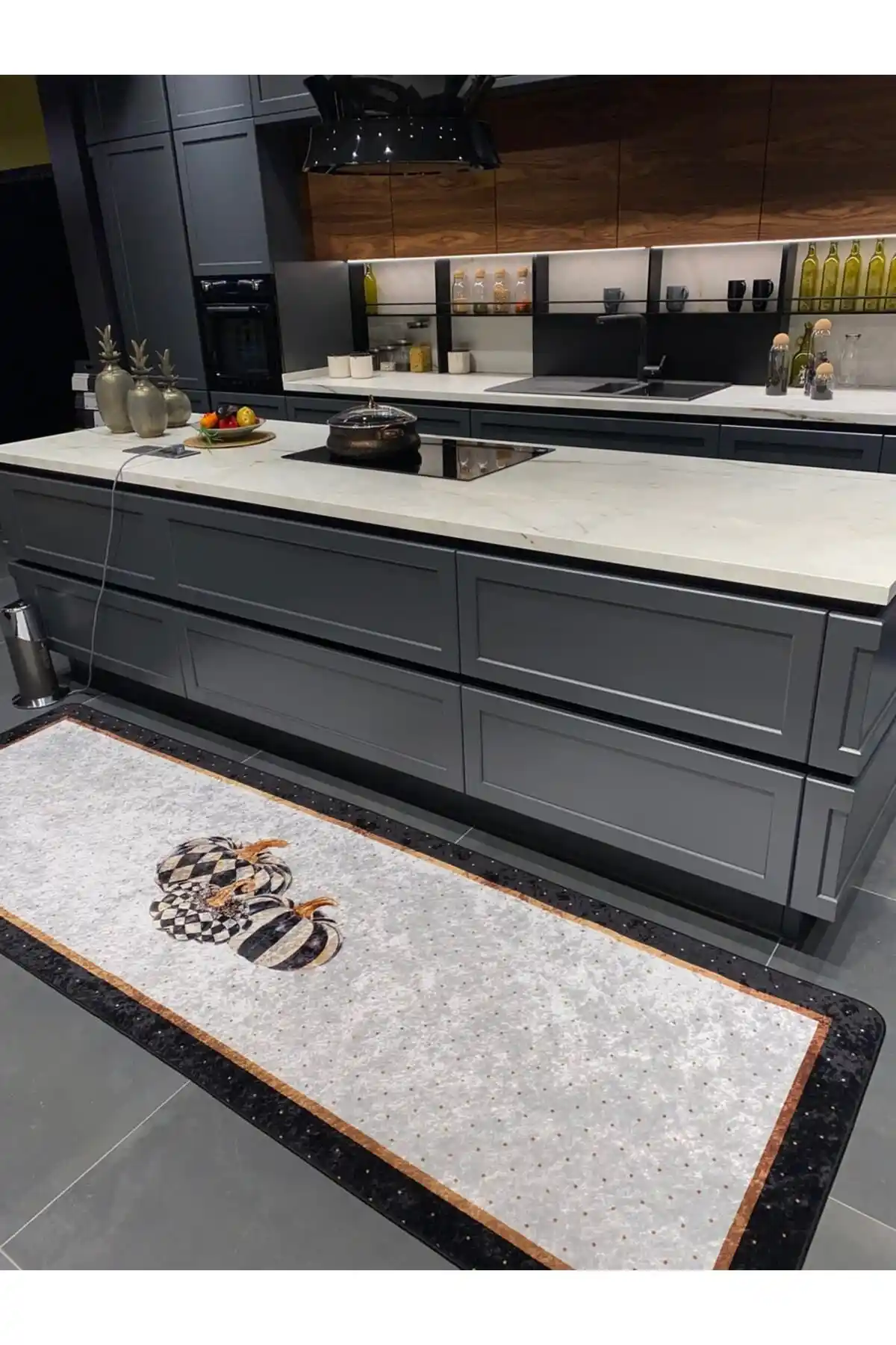 Mutfak Dekorasyonunu Zenginleştiren Damalı Balkabağı Desenli Lateks Halı