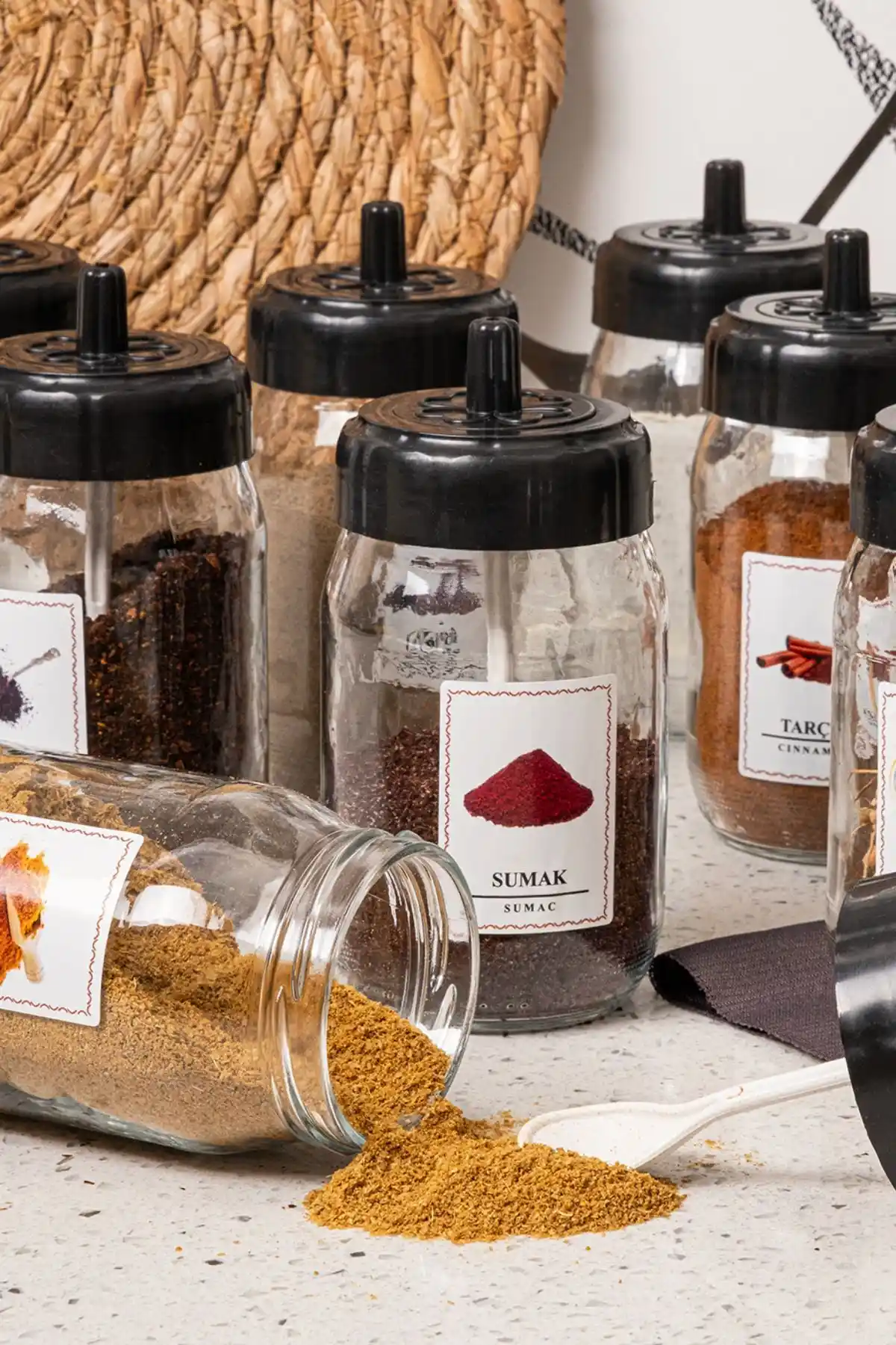 Mutfak Düzeni ve Tazeliği İçin Cam Baharat Seti Kendinden Kaşıklı Pratik Kullanım