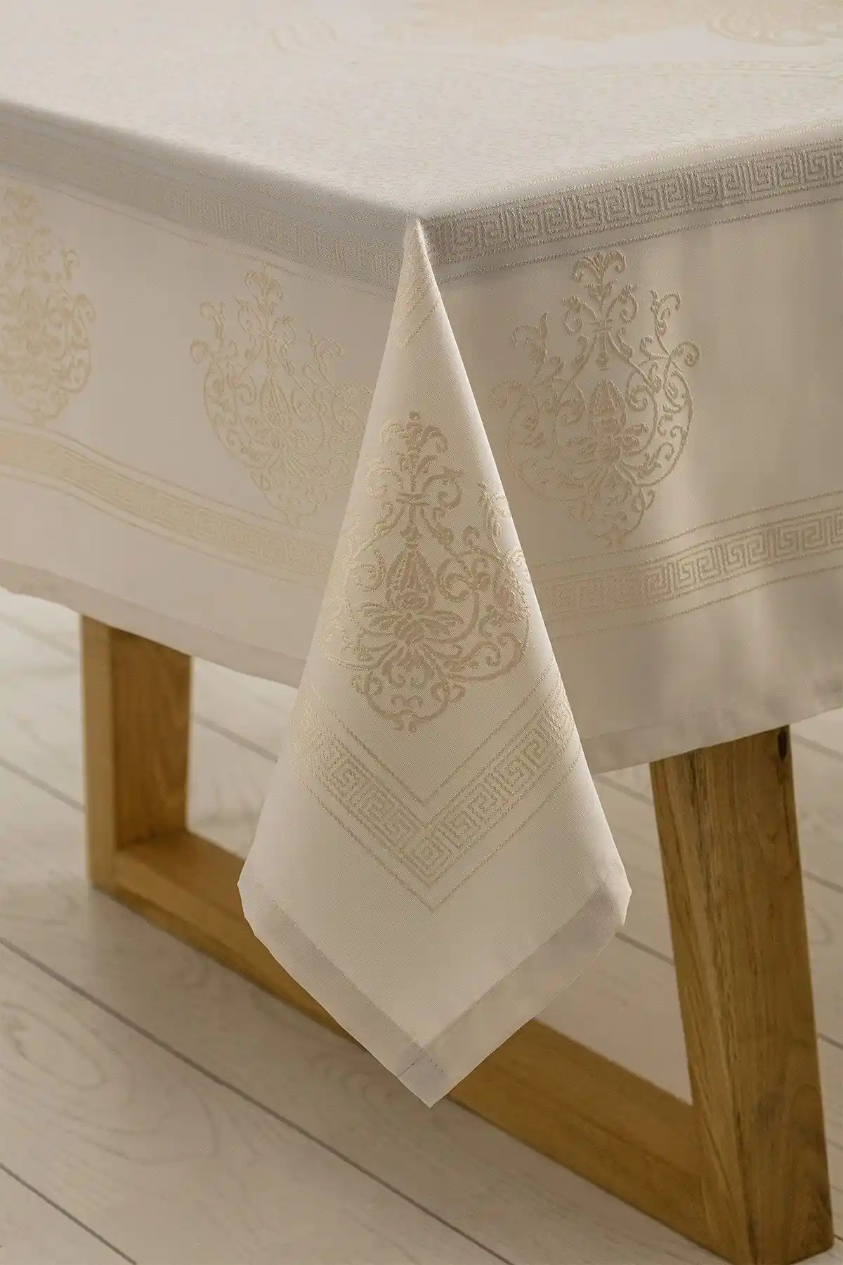 Neoplan Serisi Su Geçirmez Polyester Masa Örtüsü - Şık ve Dayanıklı Tasarım