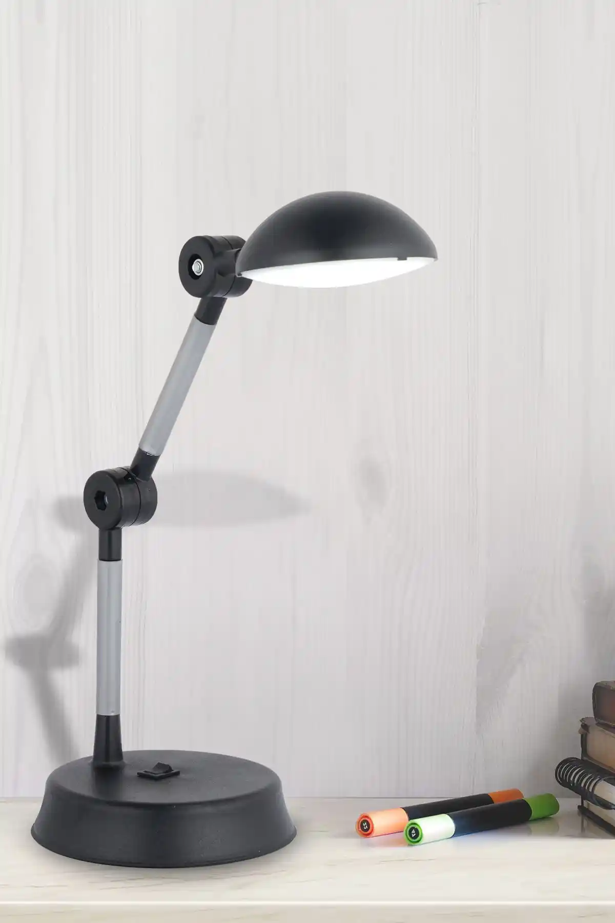 Nisaluce Siyah LED Masa Lambası Modern Tasarım ve Yüksek Performans Sunar